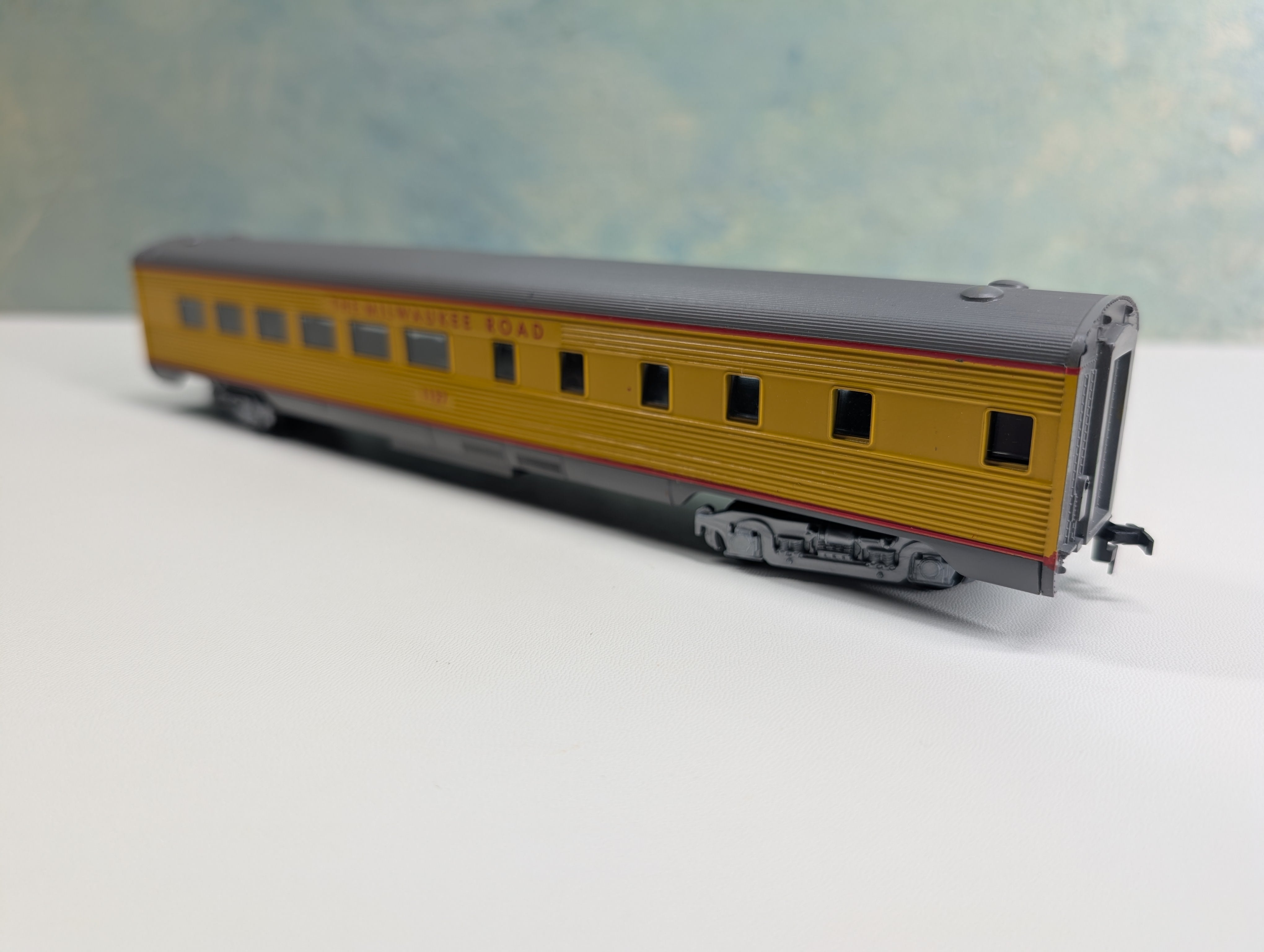 USED Athearn HO Scale Streamlined Diner Passenger Car Milwaukee Road #1127 Bev-Bel