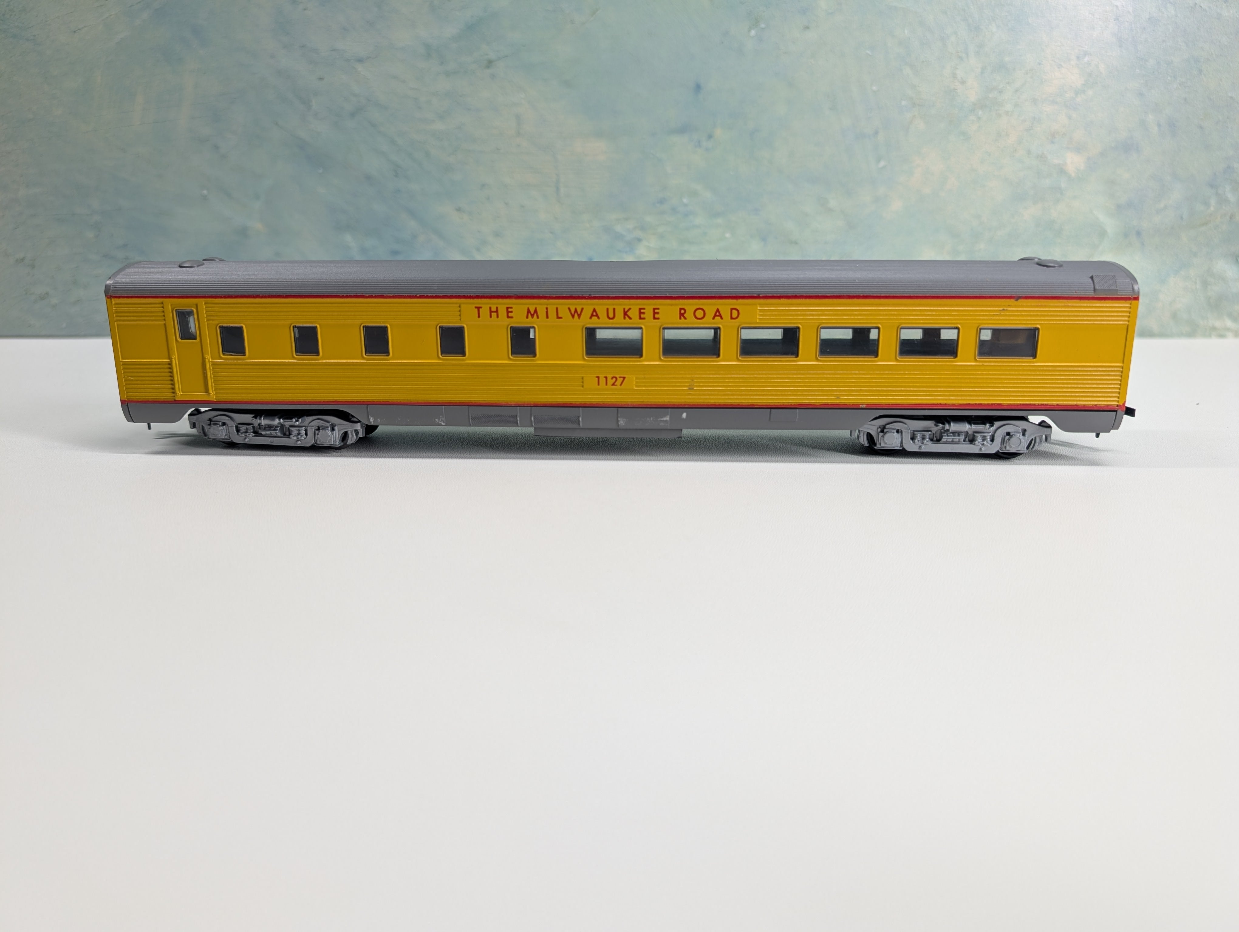 USED Athearn HO Scale Streamlined Diner Passenger Car Milwaukee Road #1127 Bev-Bel