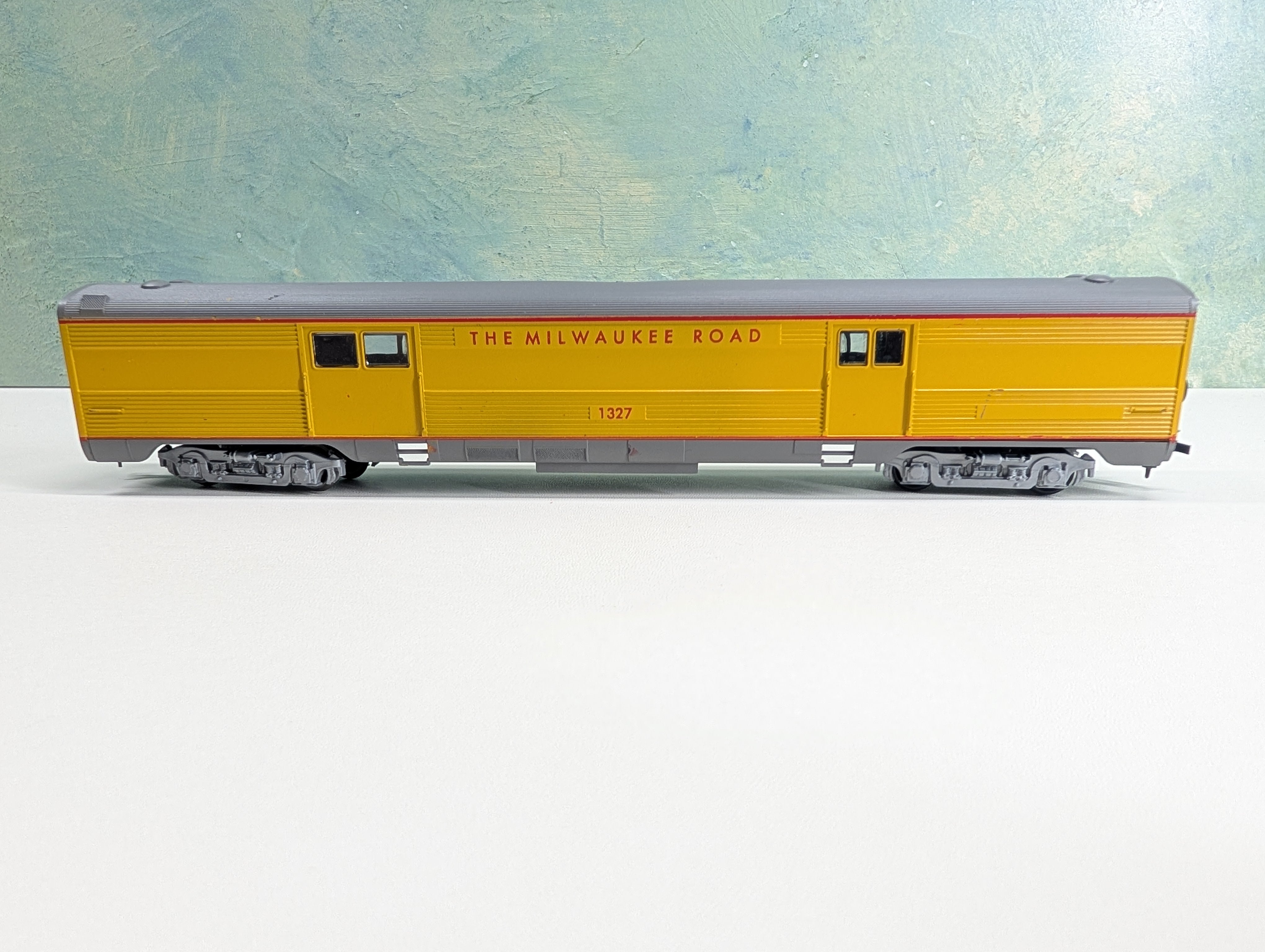 USED Athearn HO Scale Baggage Passenger Car Milwaukee Road #1327 Bev-Bel