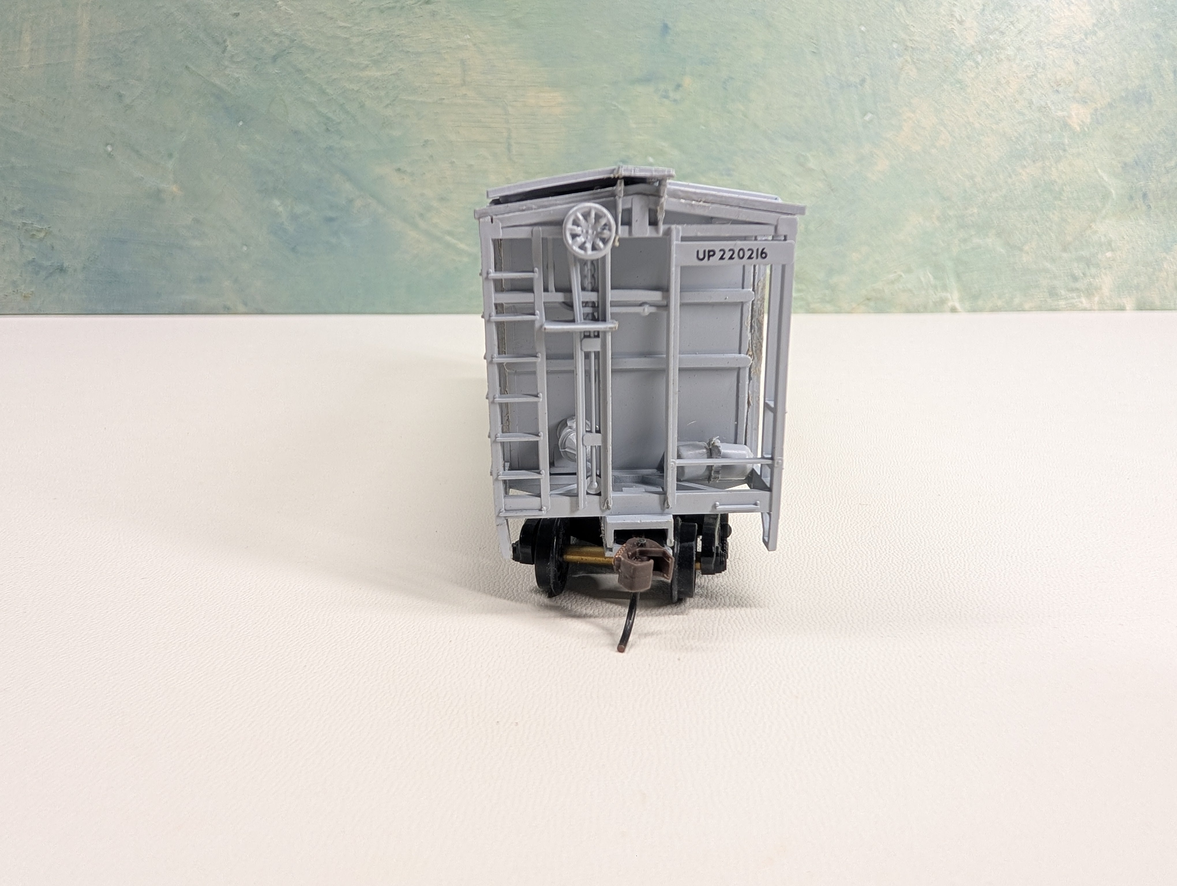 USED Walthers HO Scale Covered Hopper Union Pacific UP #220216