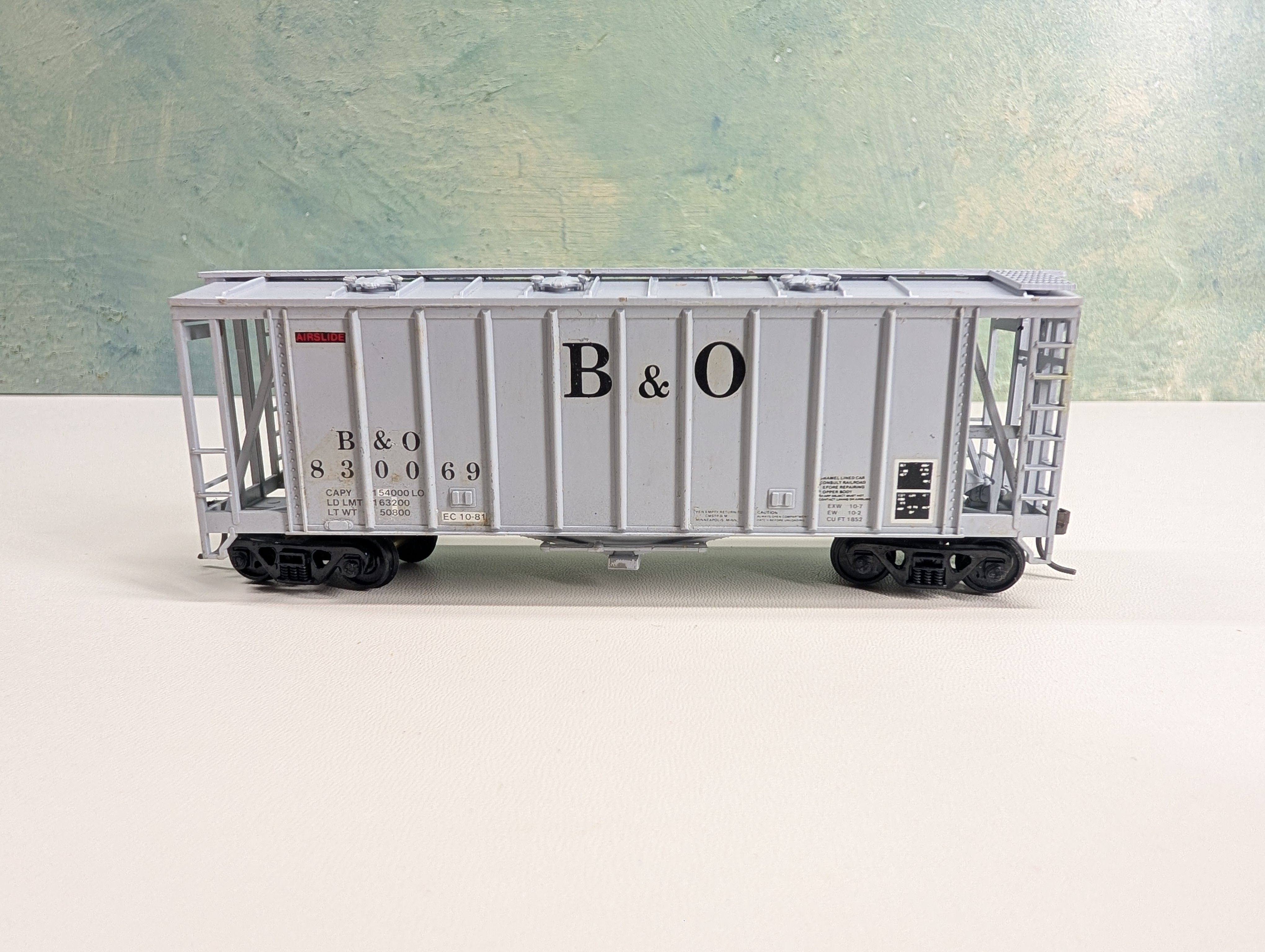 USED Walthers HO Scale Covered Hopper Baltimore and Ohio B&O #830069