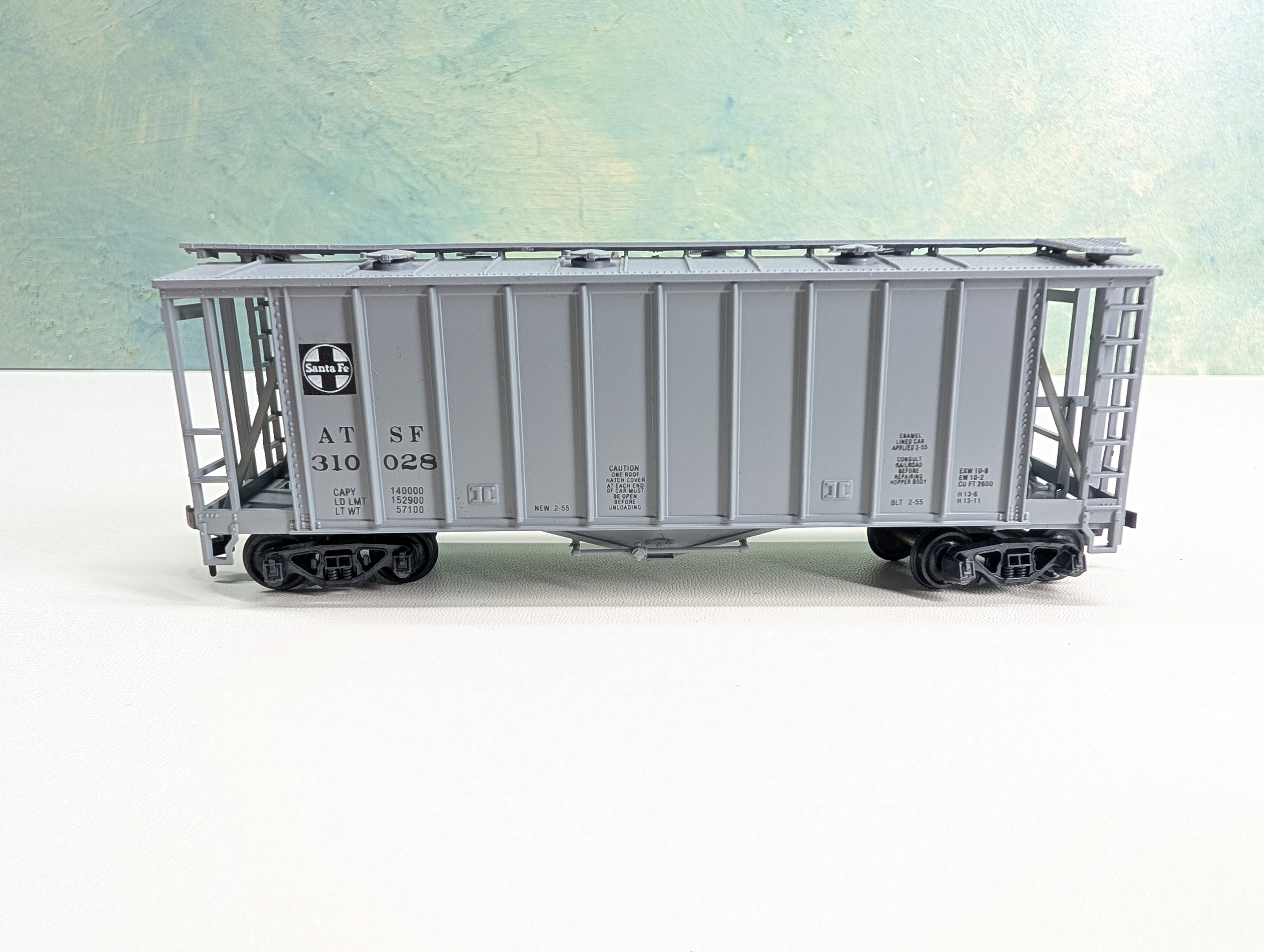 USED Walthers HO Scale Covered Hopper Santa Fe ATSF #310028