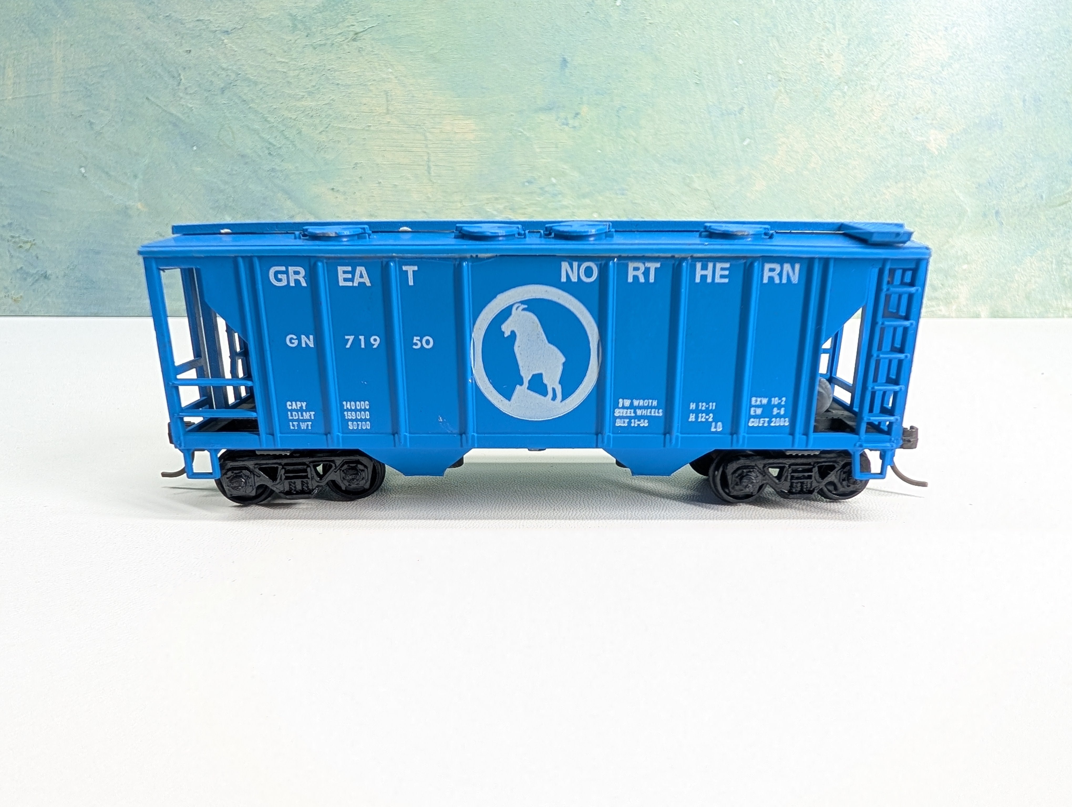 USED Roundhouse HO Scale Covered Hopper Great Northern GN #71950
