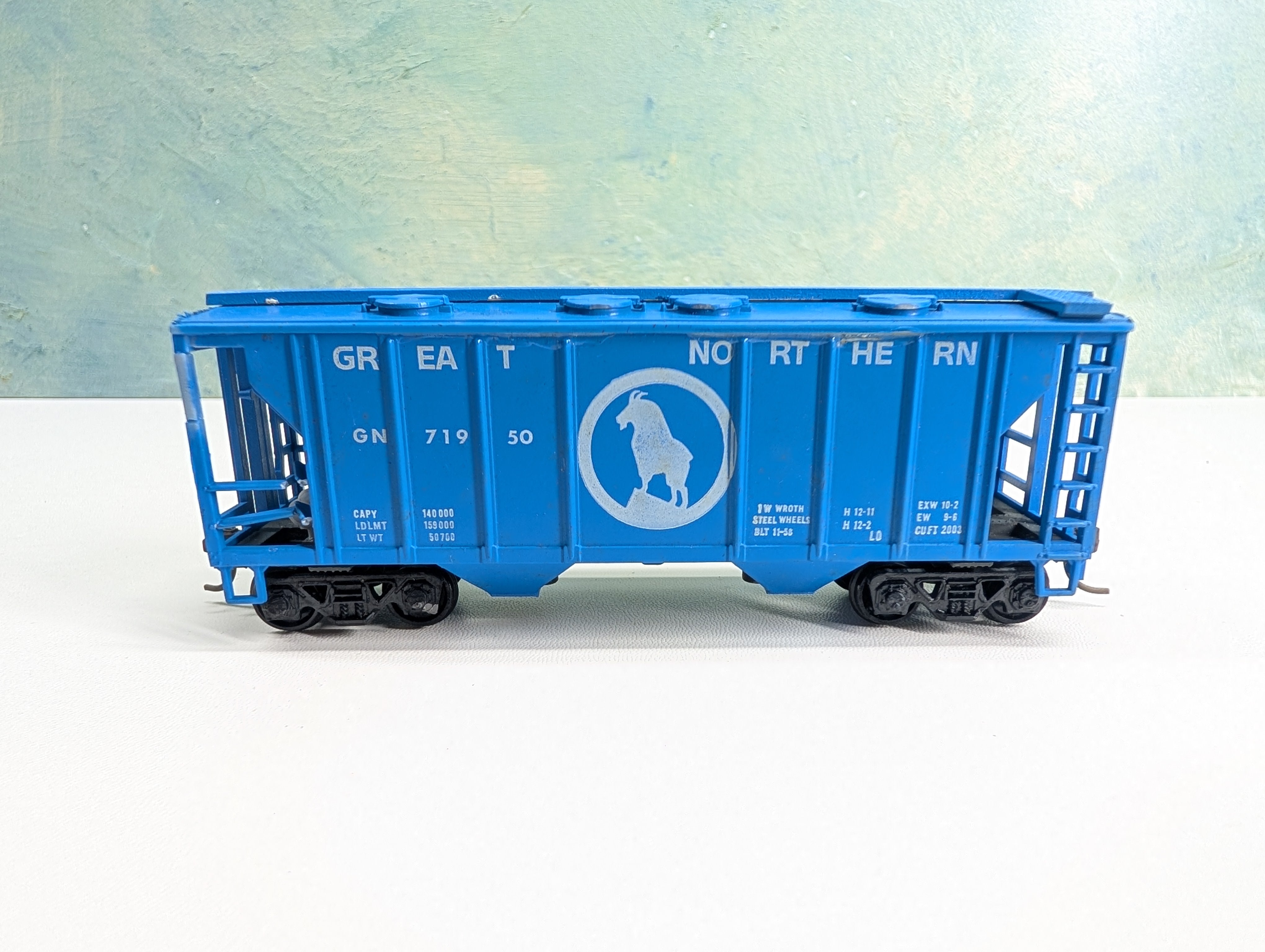 USED Roundhouse HO Scale Covered Hopper Great Northern GN #71950