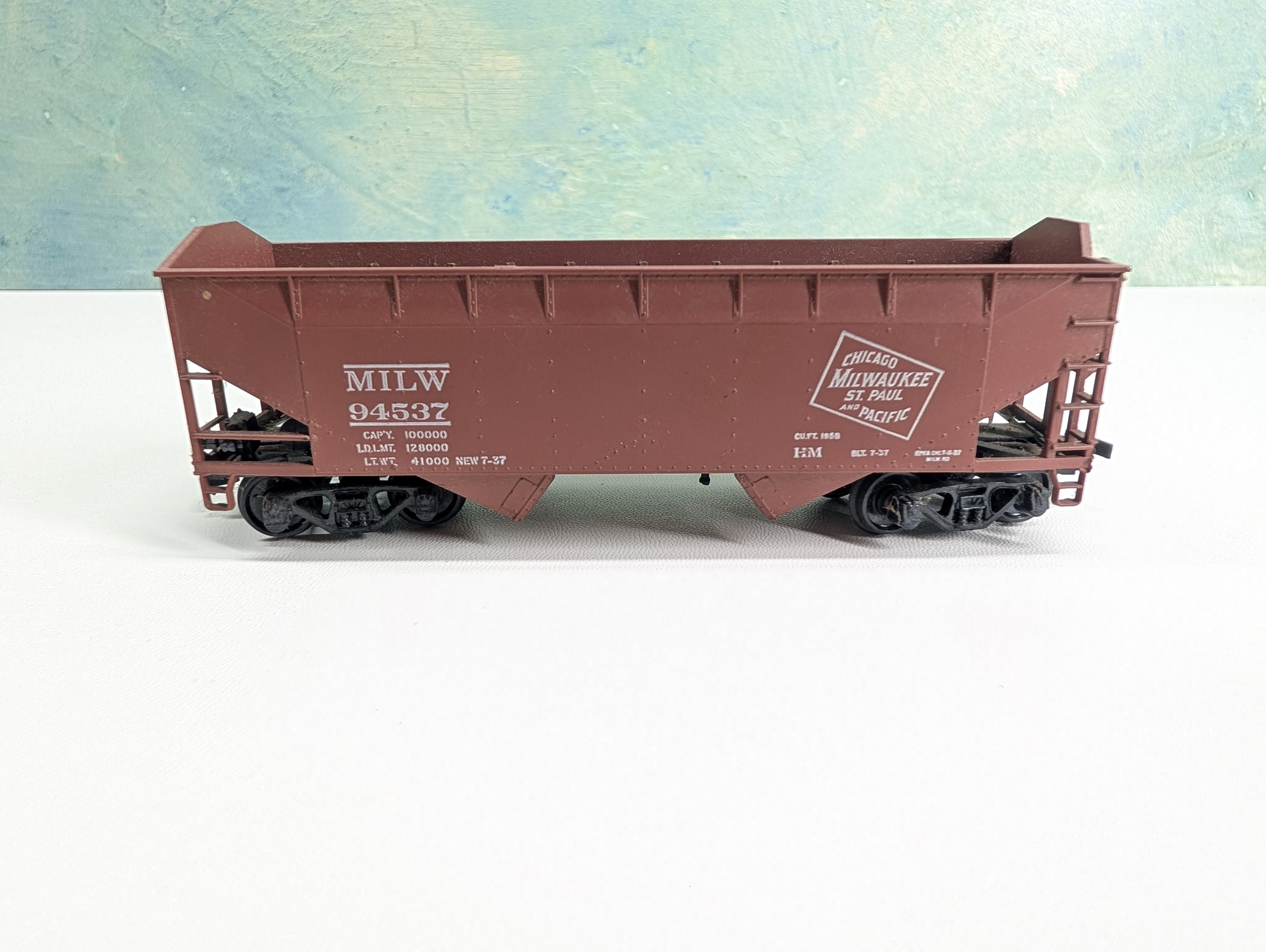 USED Athearn HO Scale 2 Bay Hopper Milwaukee Road MILW #94537 Weathered