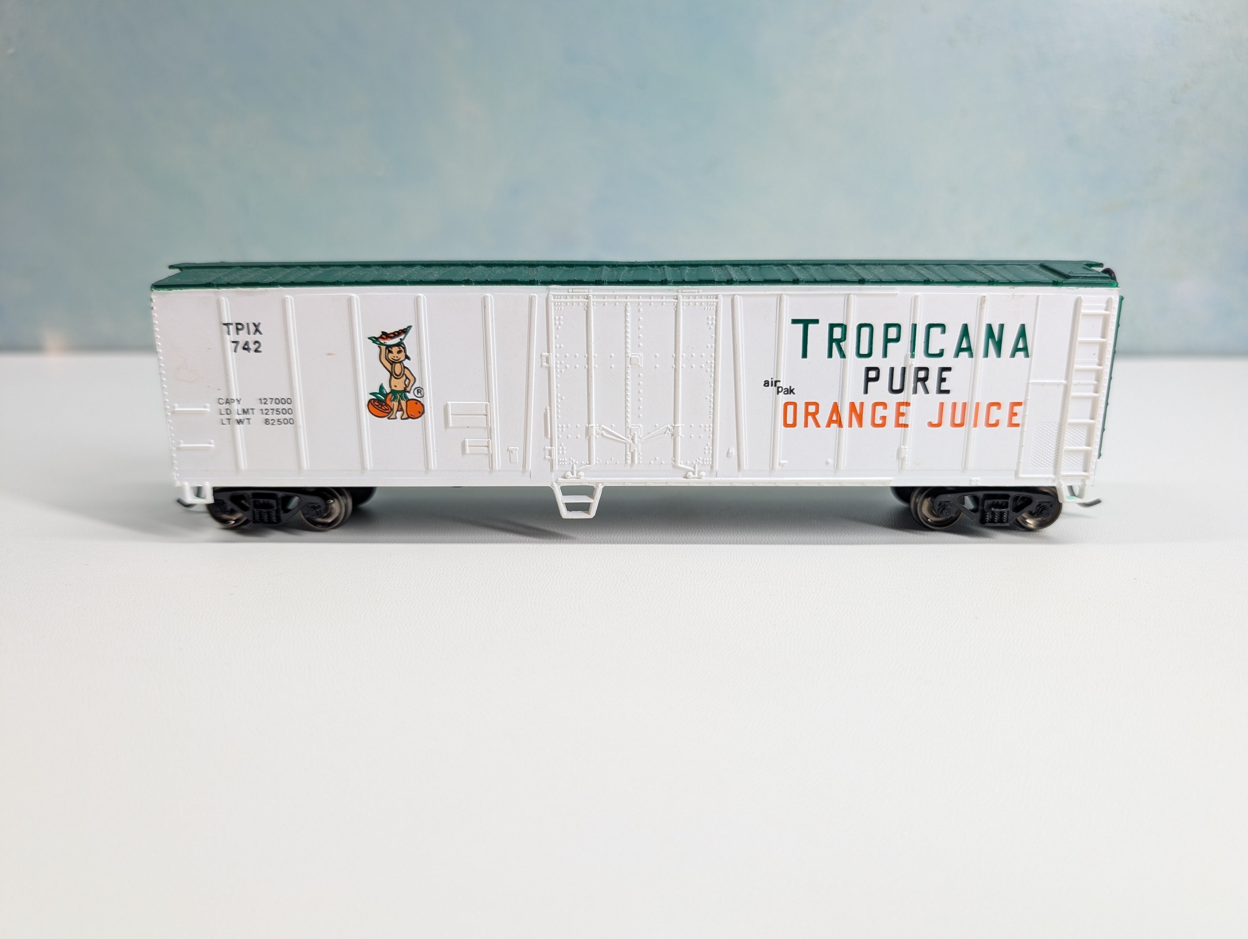 USED Bachmann 17947 HO Scale 50' Steel Reefer Tropicana TPIX #742 Metal Wheels