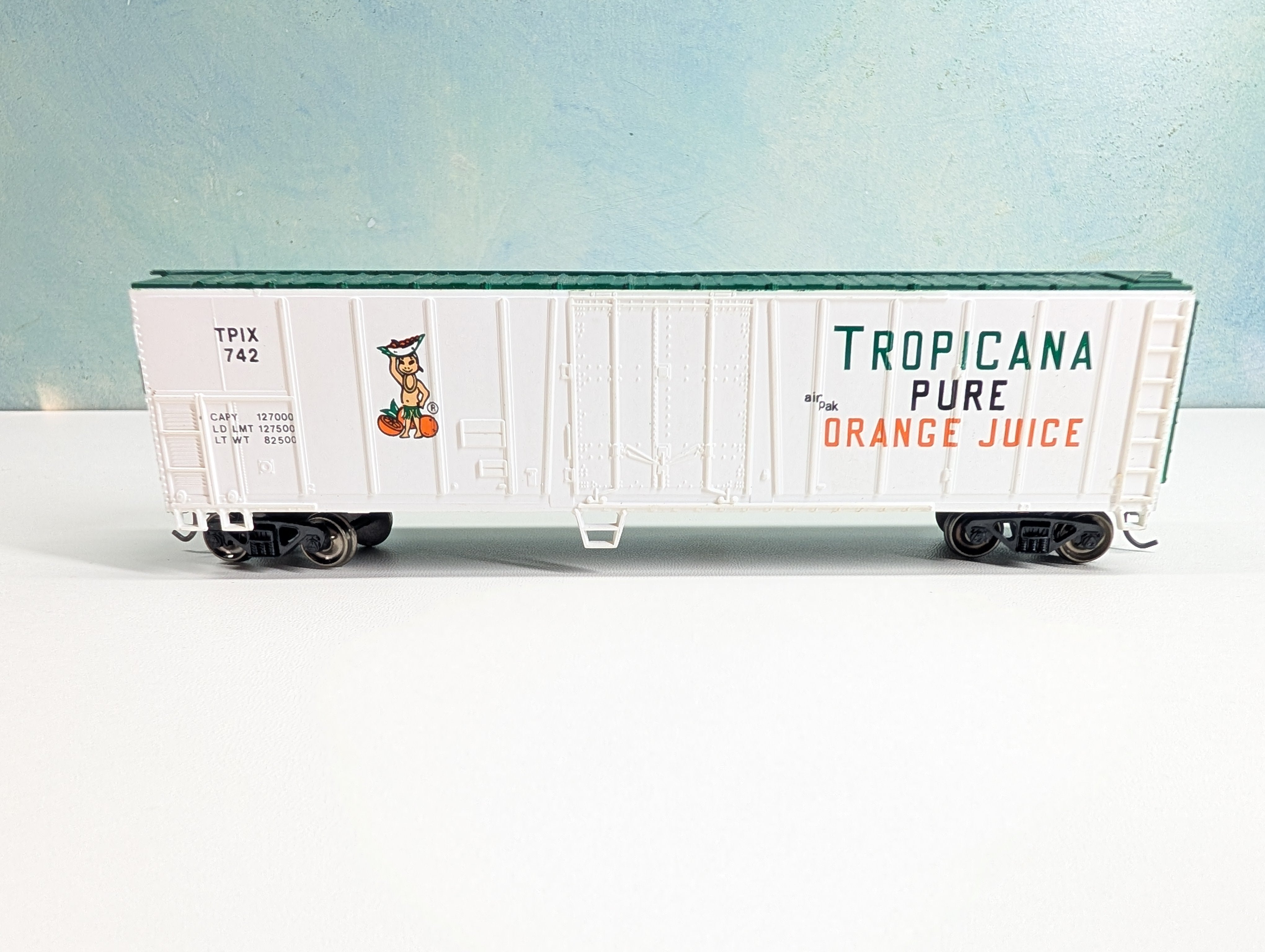 USED Bachmann 17947 HO Scale 50' Steel Reefer Tropicana TPIX #742 Metal Wheels