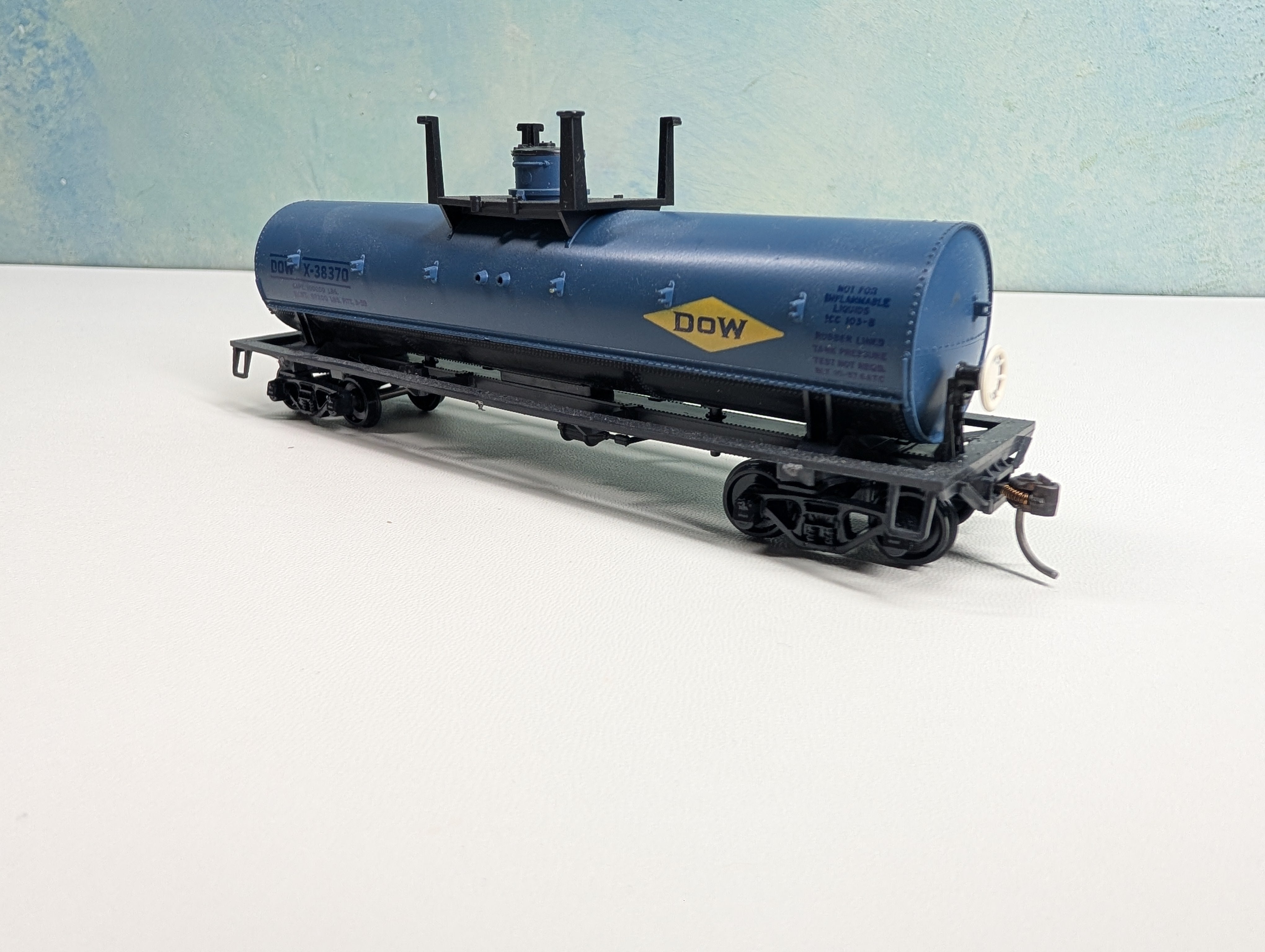 USED Athearn HO Scale Tank Car DOW #X-38370