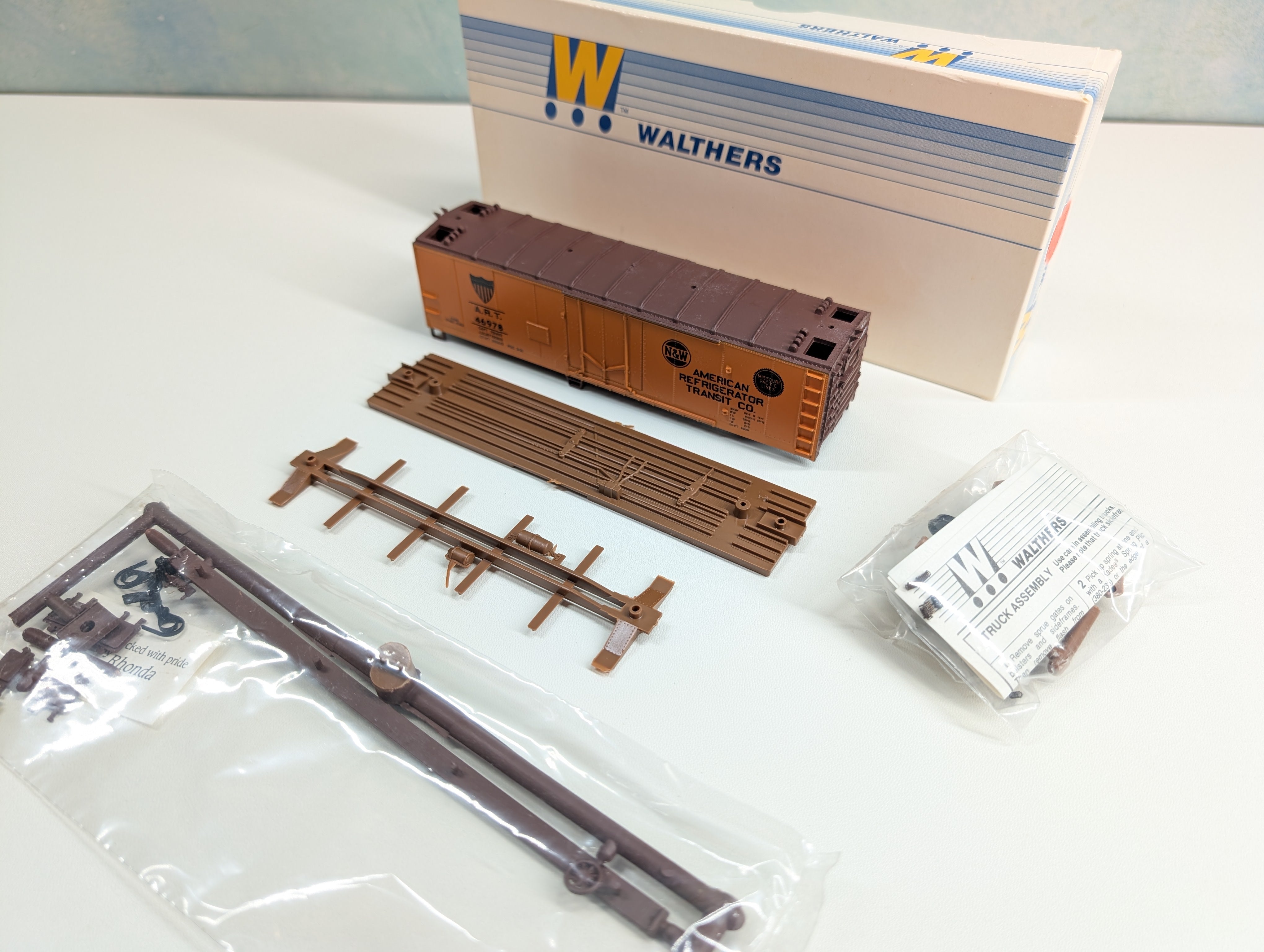 USED Walthers 932-3312 HO Scale 40' Plug Door Reefer American Refrigerator Transit ART #46978 KIT