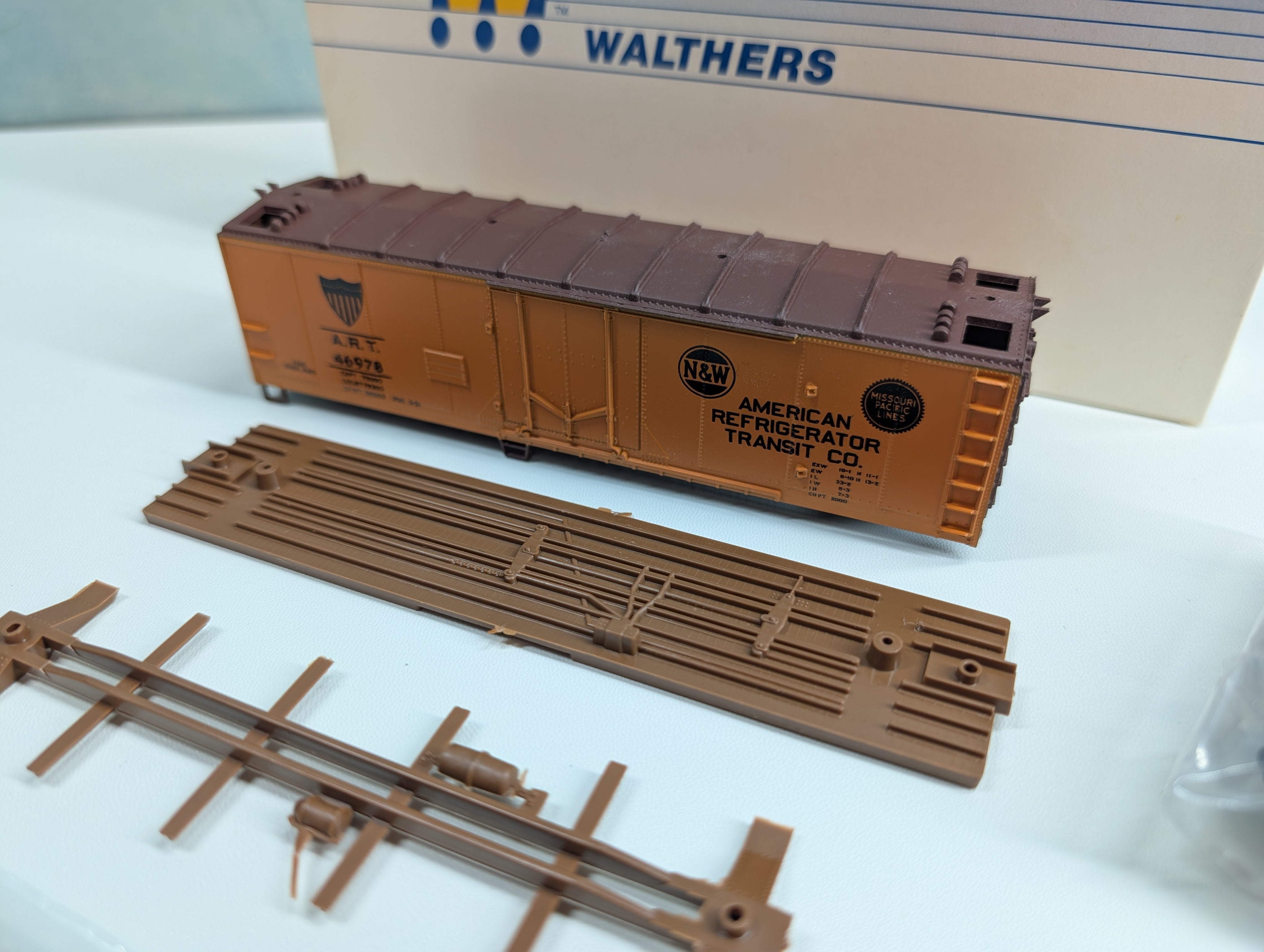 USED Walthers 932-3312 HO Scale 40' Plug Door Reefer American Refrigerator Transit ART #46978 KIT