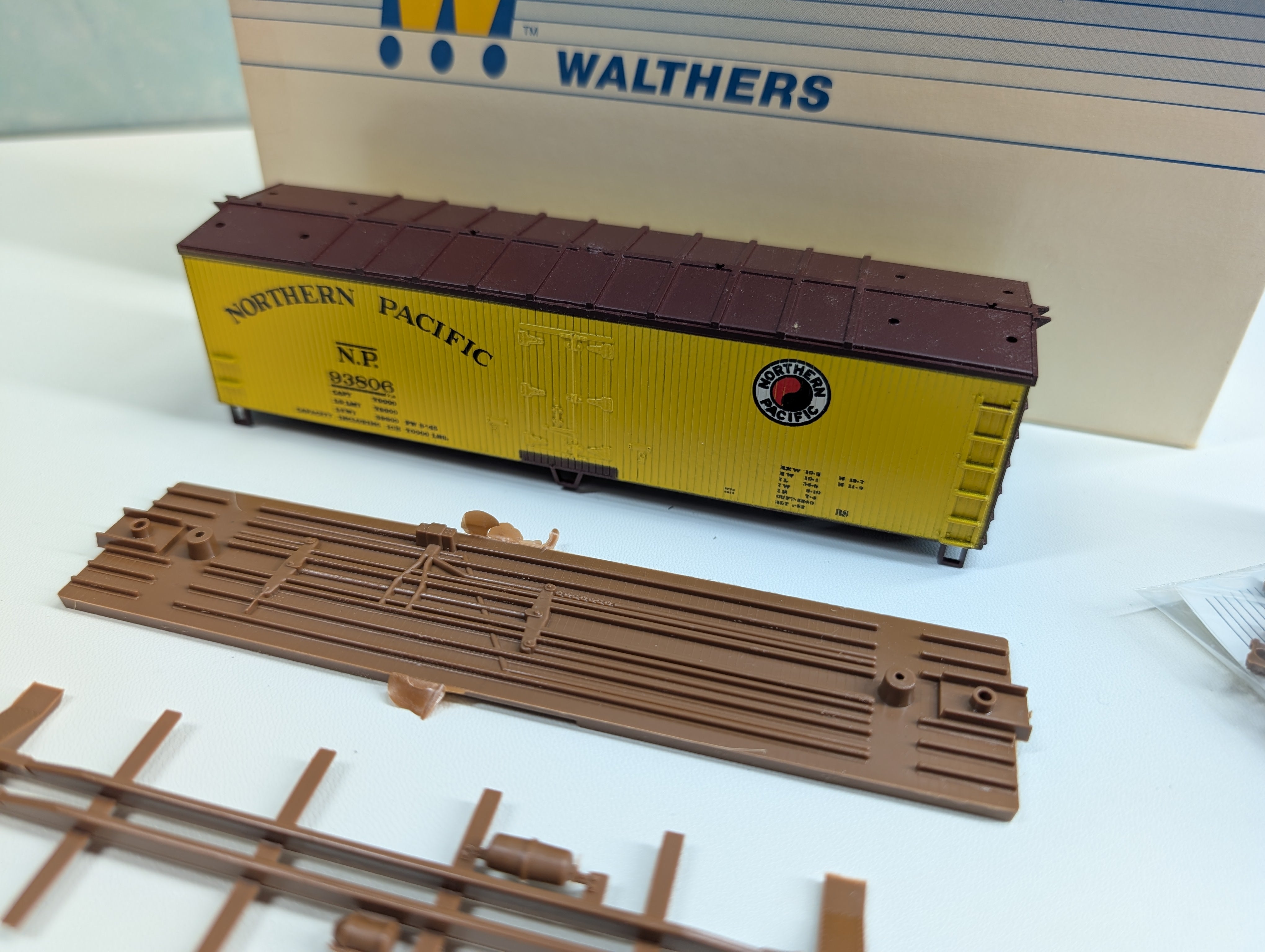 USED Walthers 932-2466 HO Scale 40' DS Wood Reefer w/ Wood Ends Northern Pacific NP #93806 KIT
