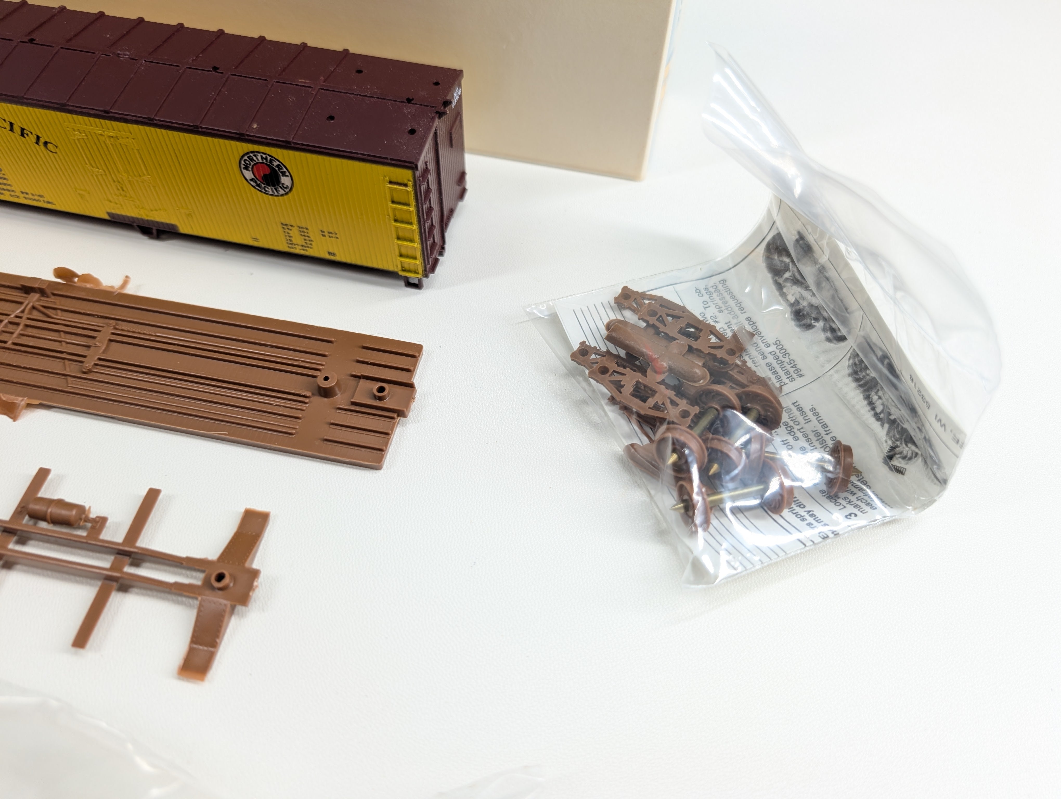 USED Walthers 932-2466 HO Scale 40' DS Wood Reefer w/ Wood Ends Northern Pacific NP #93806 KIT