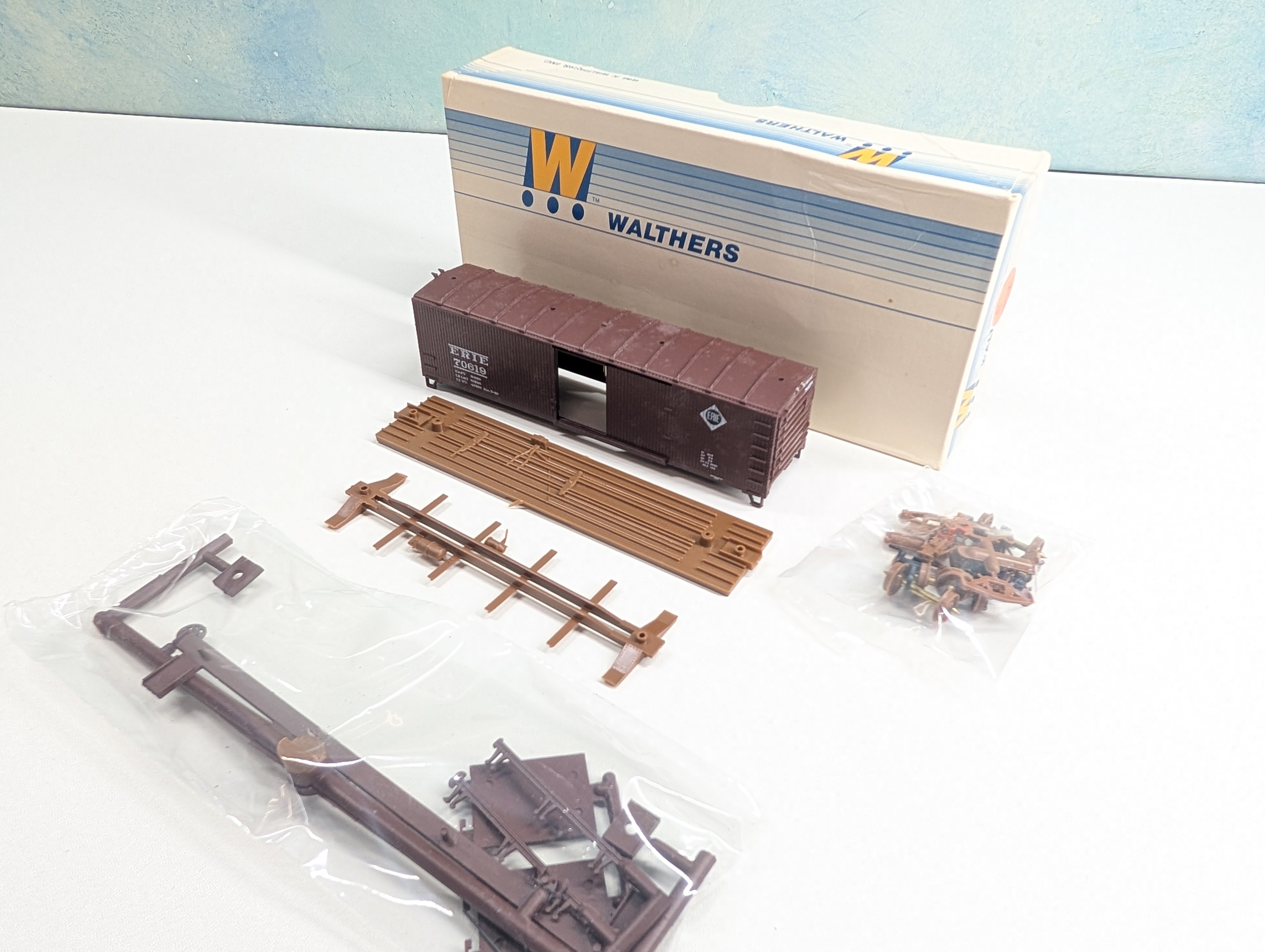 USED Walthers 932-2029 HO Scale 40' DS Wood Box Car w/ Dreadnaught Ends Erie #70619 KIT