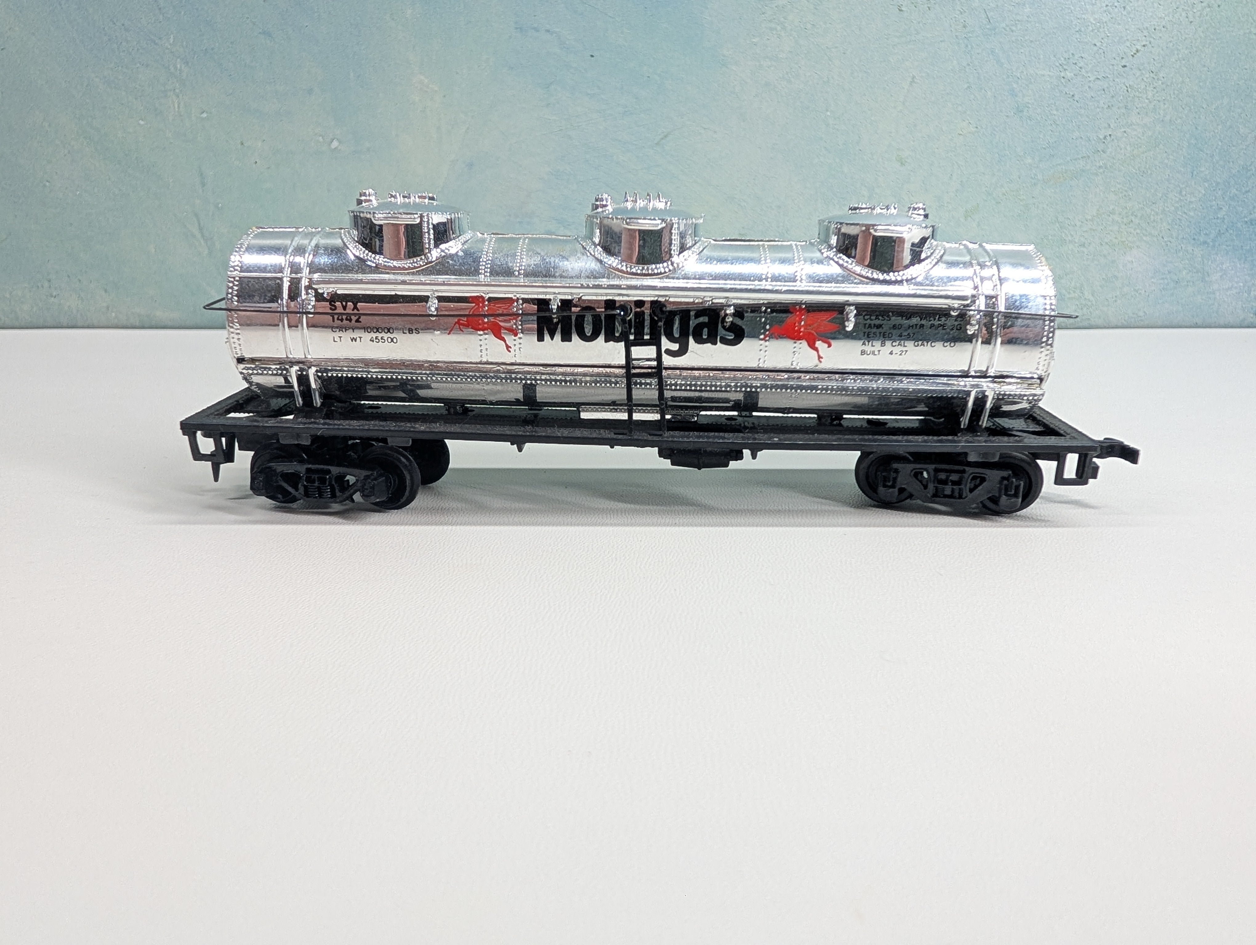 USED Bachmann HO Scale Triple Dome Tank Car Mobilgas SVX #1442