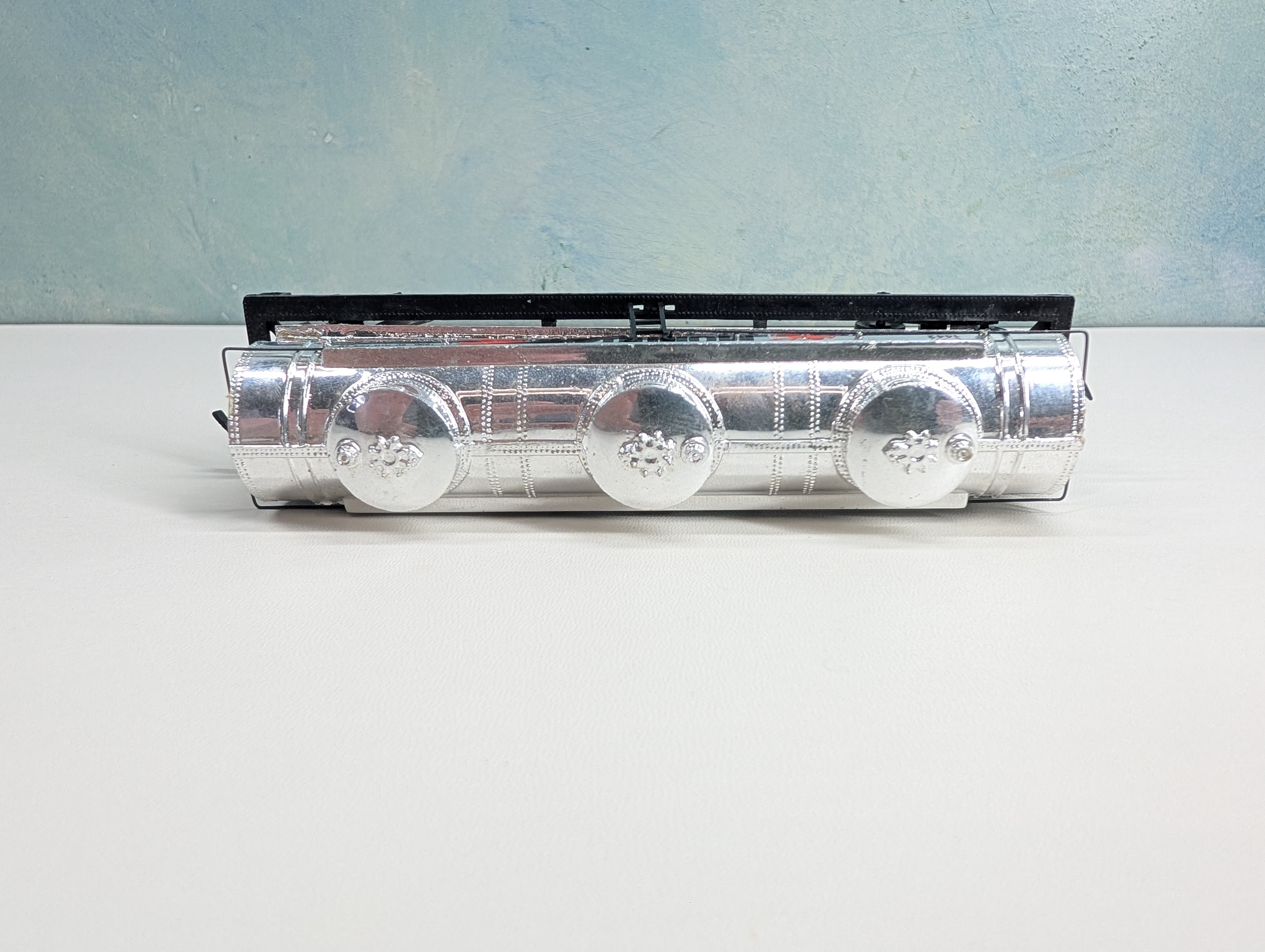 USED Bachmann HO Scale Triple Dome Tank Car Mobilgas SVX #1442