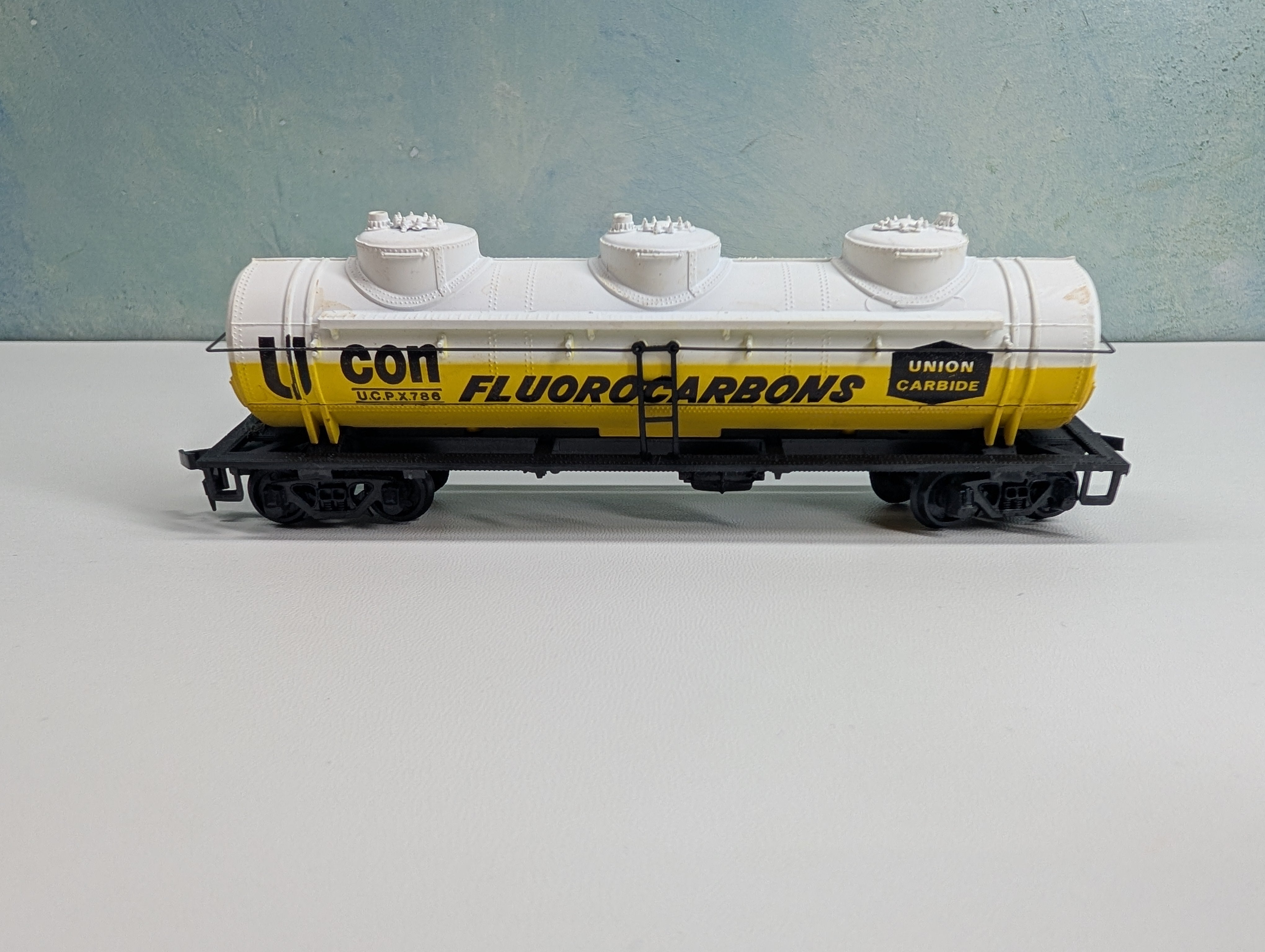 USED HO Scale Triple Dome Tank Car Union Carbide UCPX #786