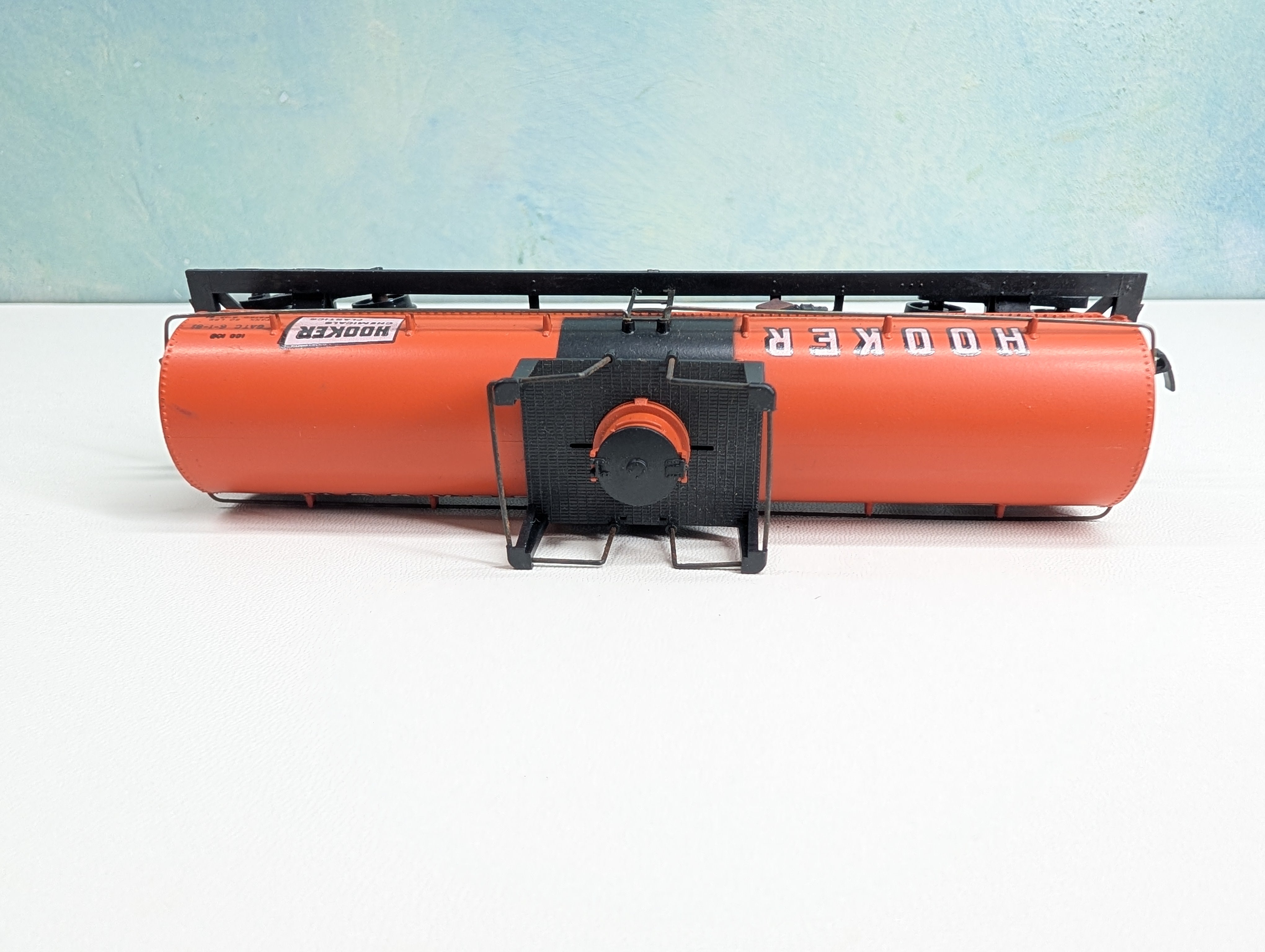 USED Athearn HO Scale Tank Car Hooker Chemical HOKX #56656