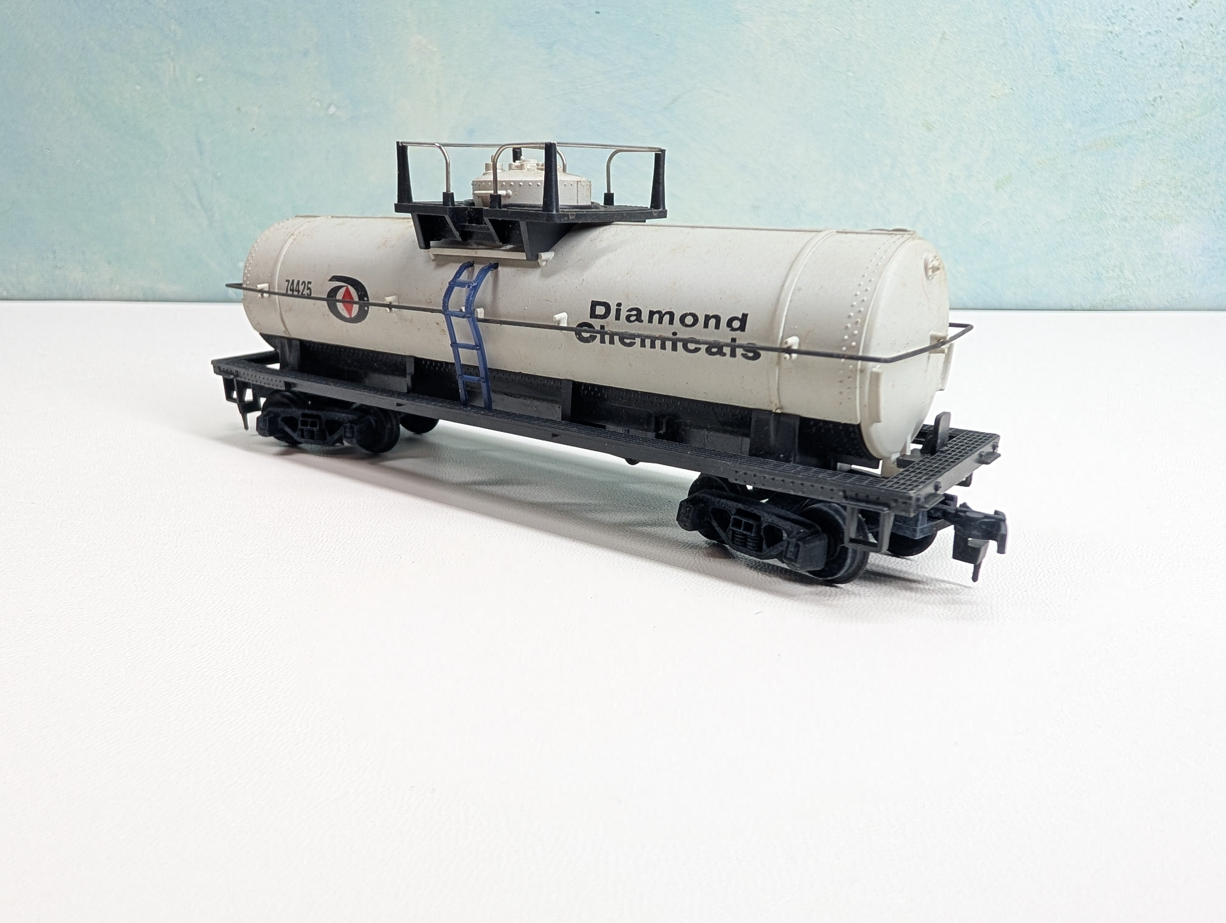 USED Tyco HO Scale Tank Car Diamond Chemical #74425