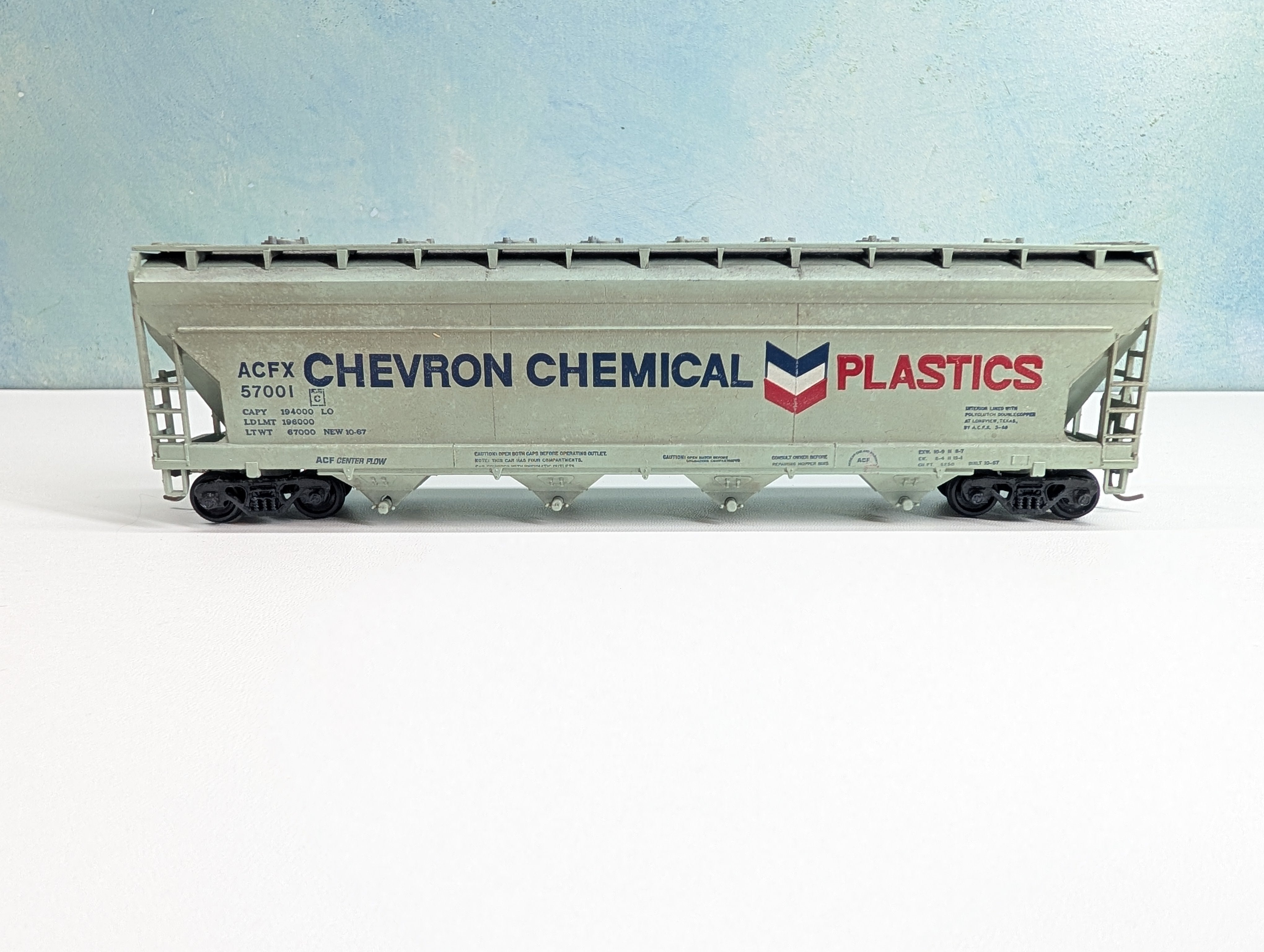USED Athearn HO Scale ACF Covered Hopper Chevron Chemical ACFX #57001 Weathered