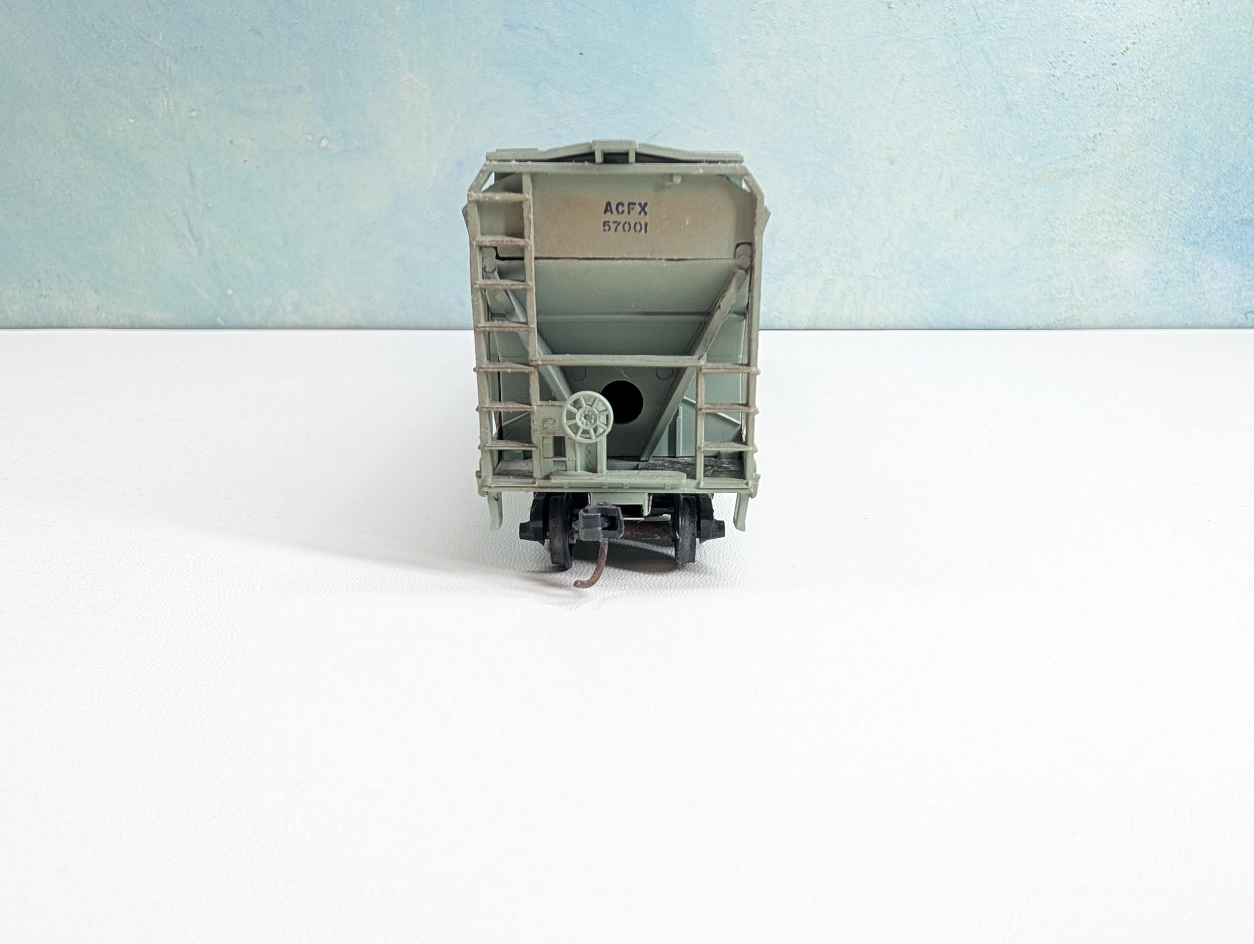 USED Athearn HO Scale ACF Covered Hopper Chevron Chemical ACFX #57001 Weathered
