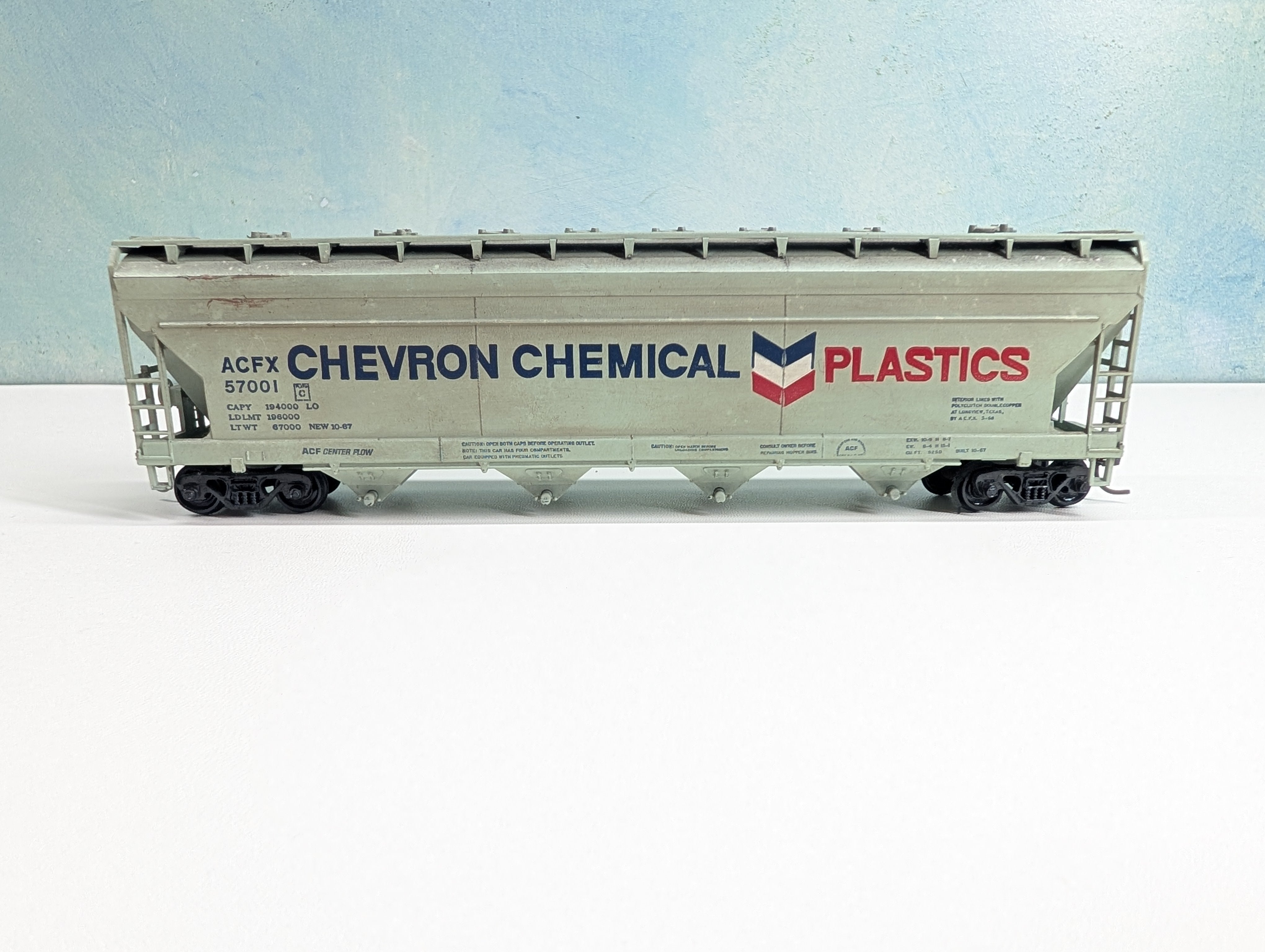 USED Athearn HO Scale ACF Covered Hopper Chevron Chemical ACFX #57001 Weathered