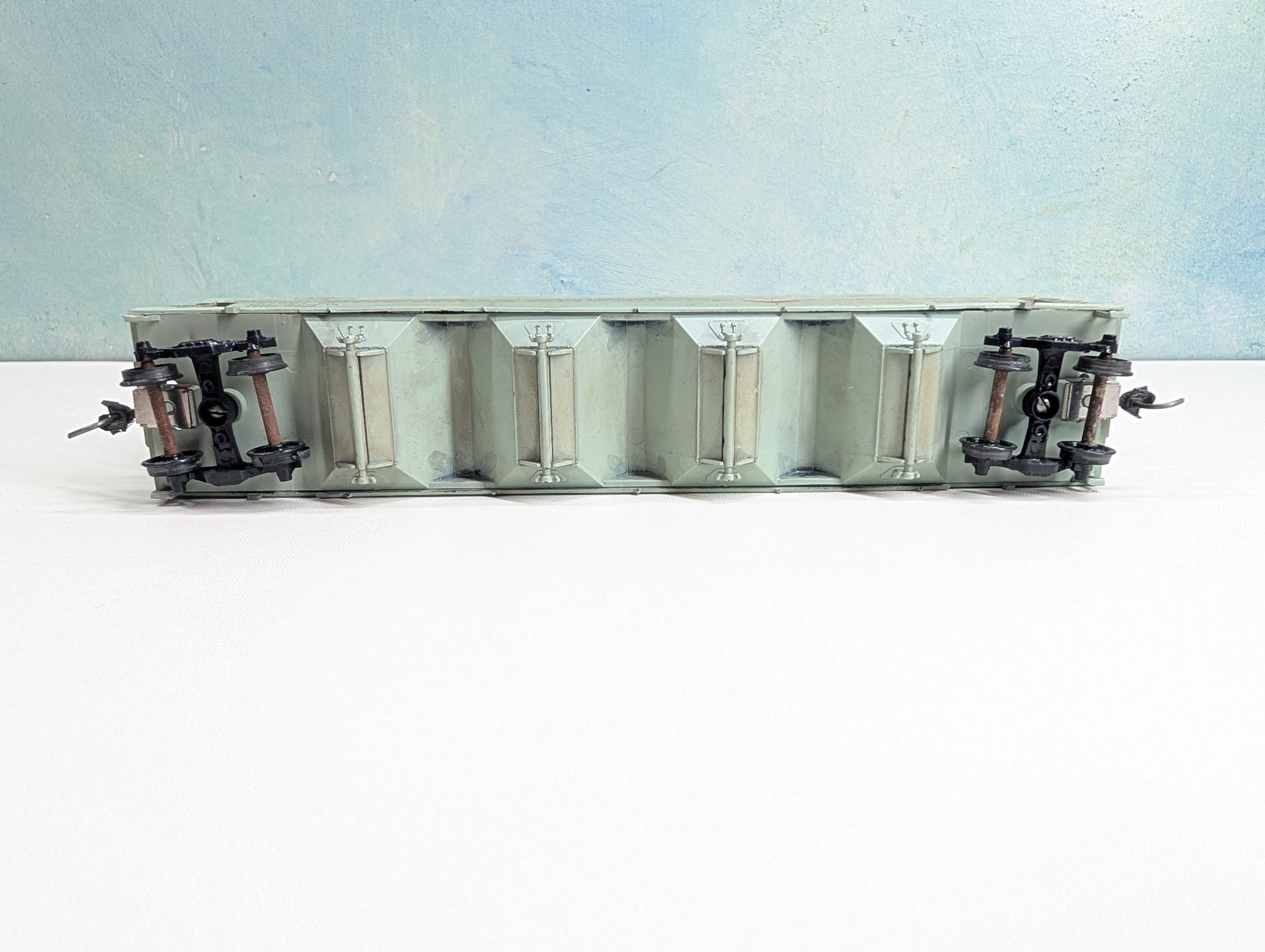 USED Athearn HO Scale ACF Covered Hopper Chevron Chemical ACFX #57001 Weathered