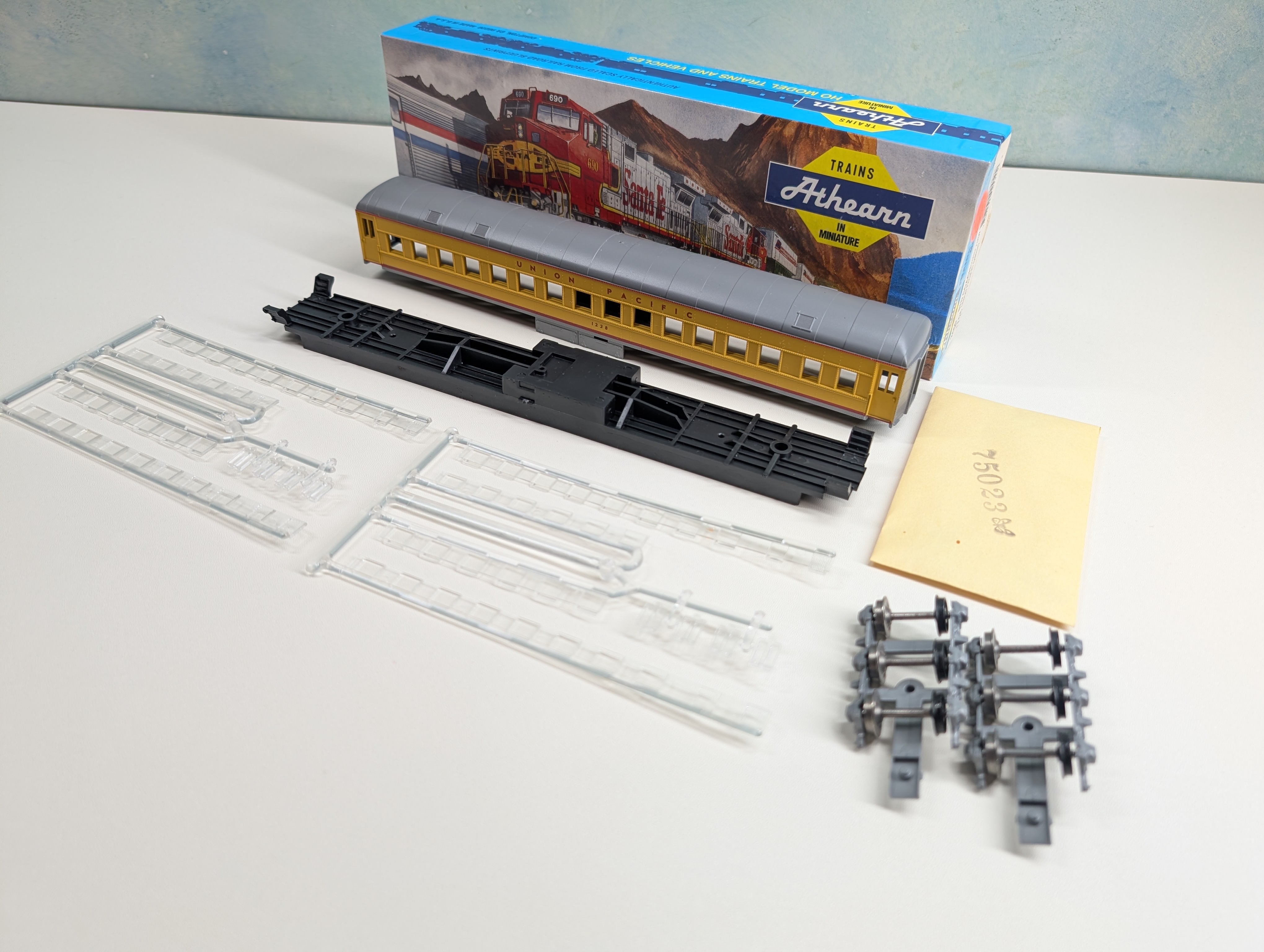 USED Athearn 2450 HO Scale STD Coach, Round Roof, Passenger Car Union Pacific #1228 KIT