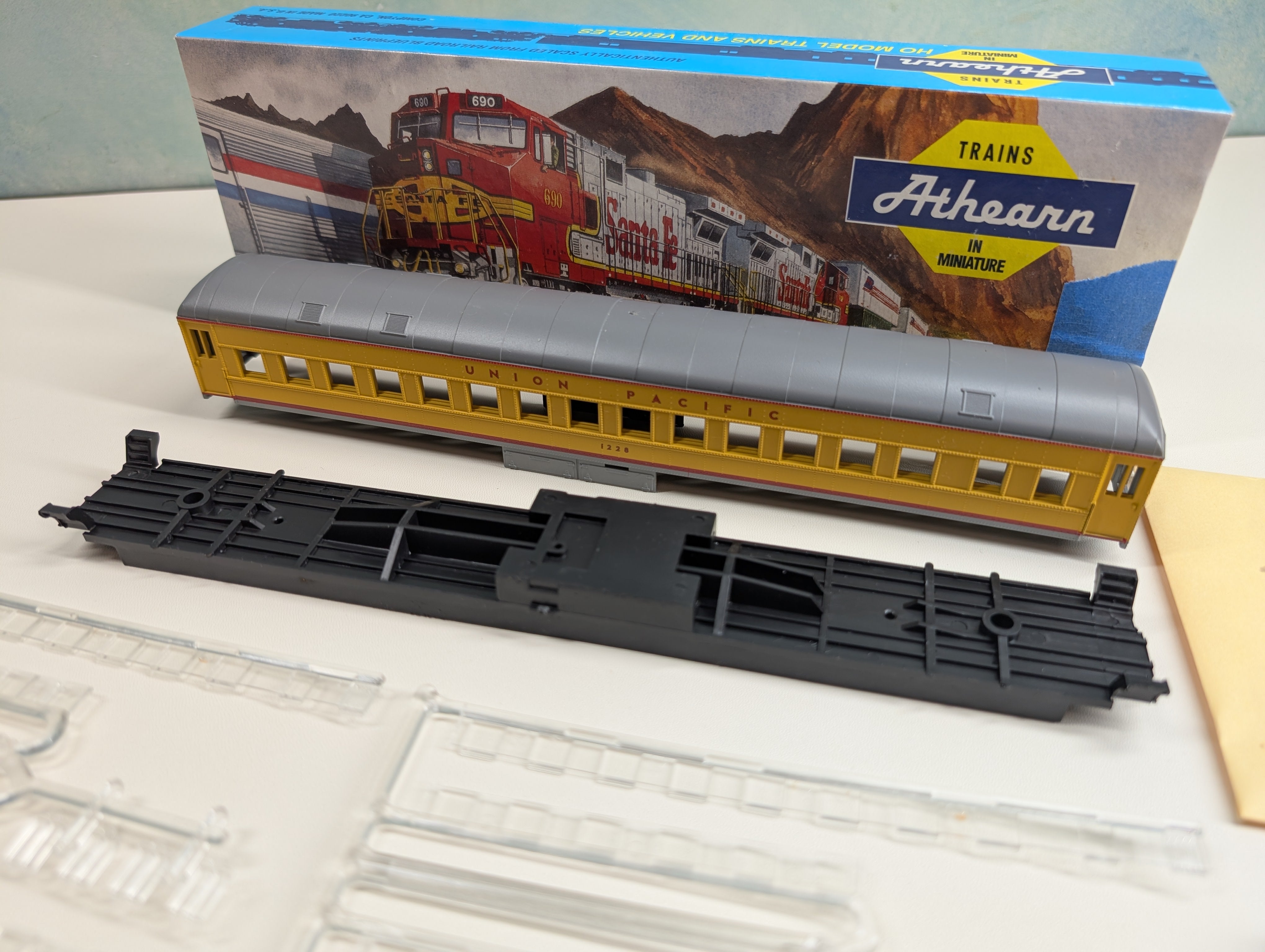 USED Athearn 2450 HO Scale STD Coach, Round Roof, Passenger Car Union Pacific #1228 KIT