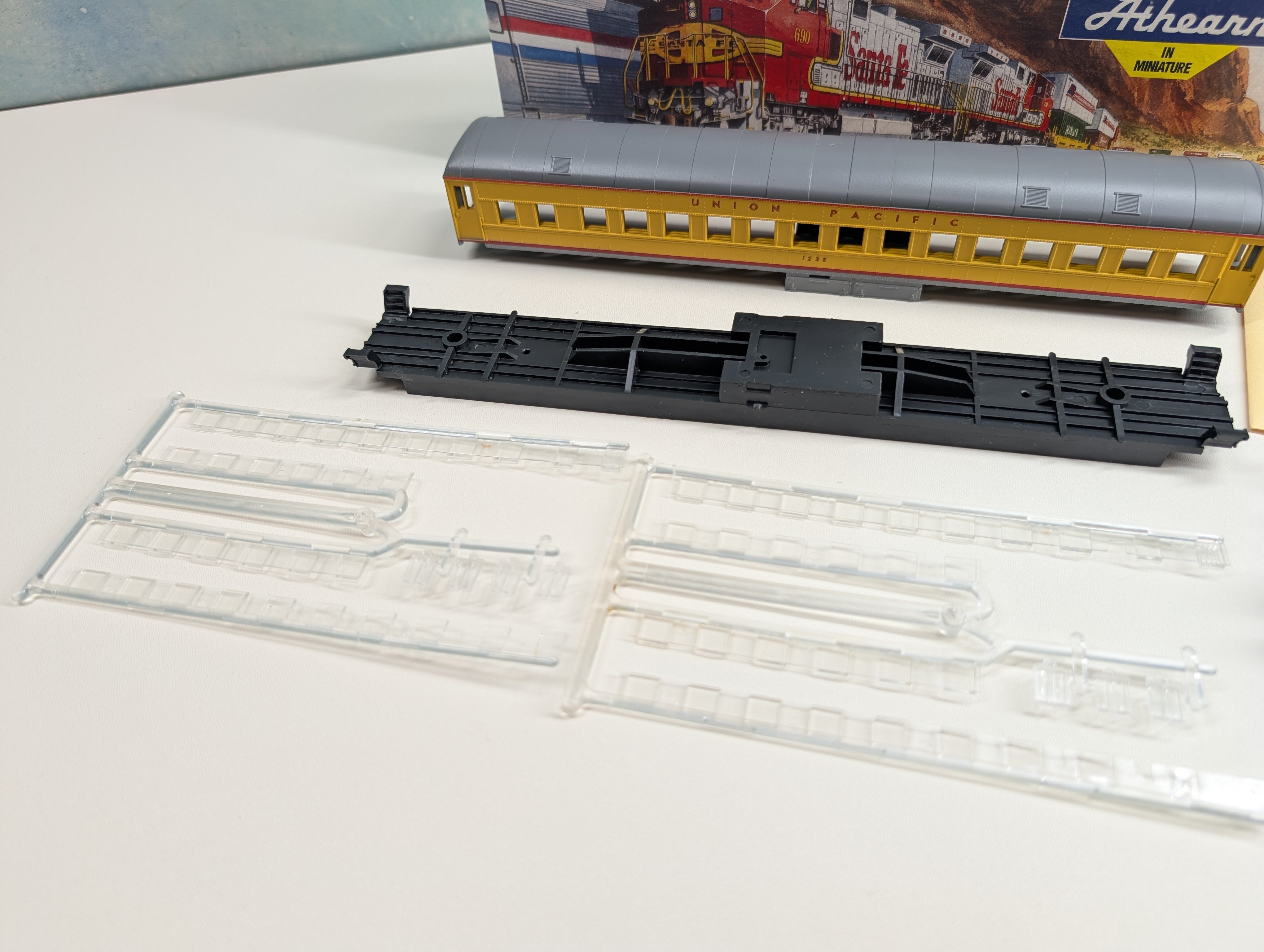 USED Athearn 2450 HO Scale STD Coach, Round Roof, Passenger Car Union Pacific #1228 KIT