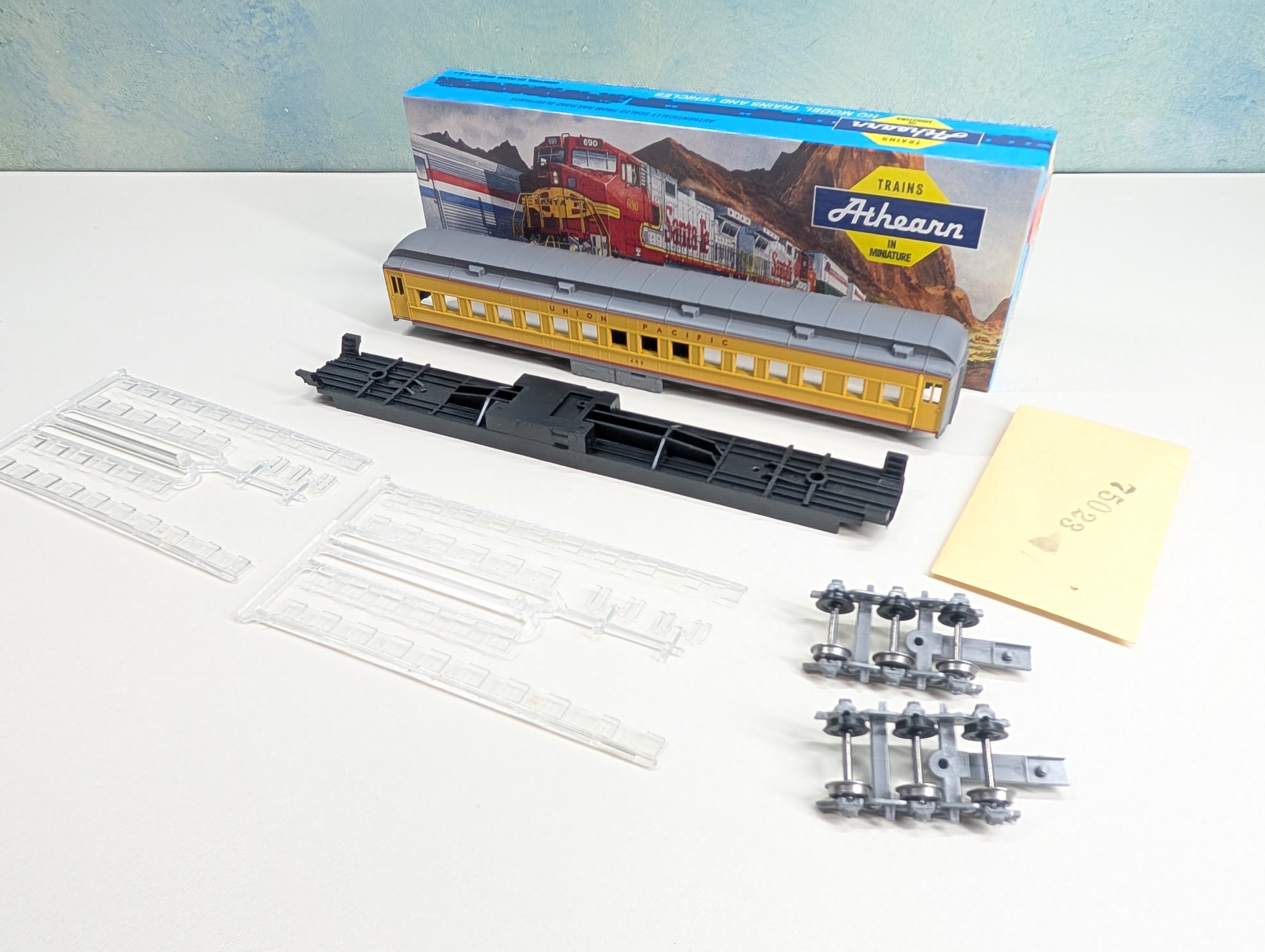 USED Athearn 2430 HO Scale STD Coach Passenger Car Union Pacific #405 KIT