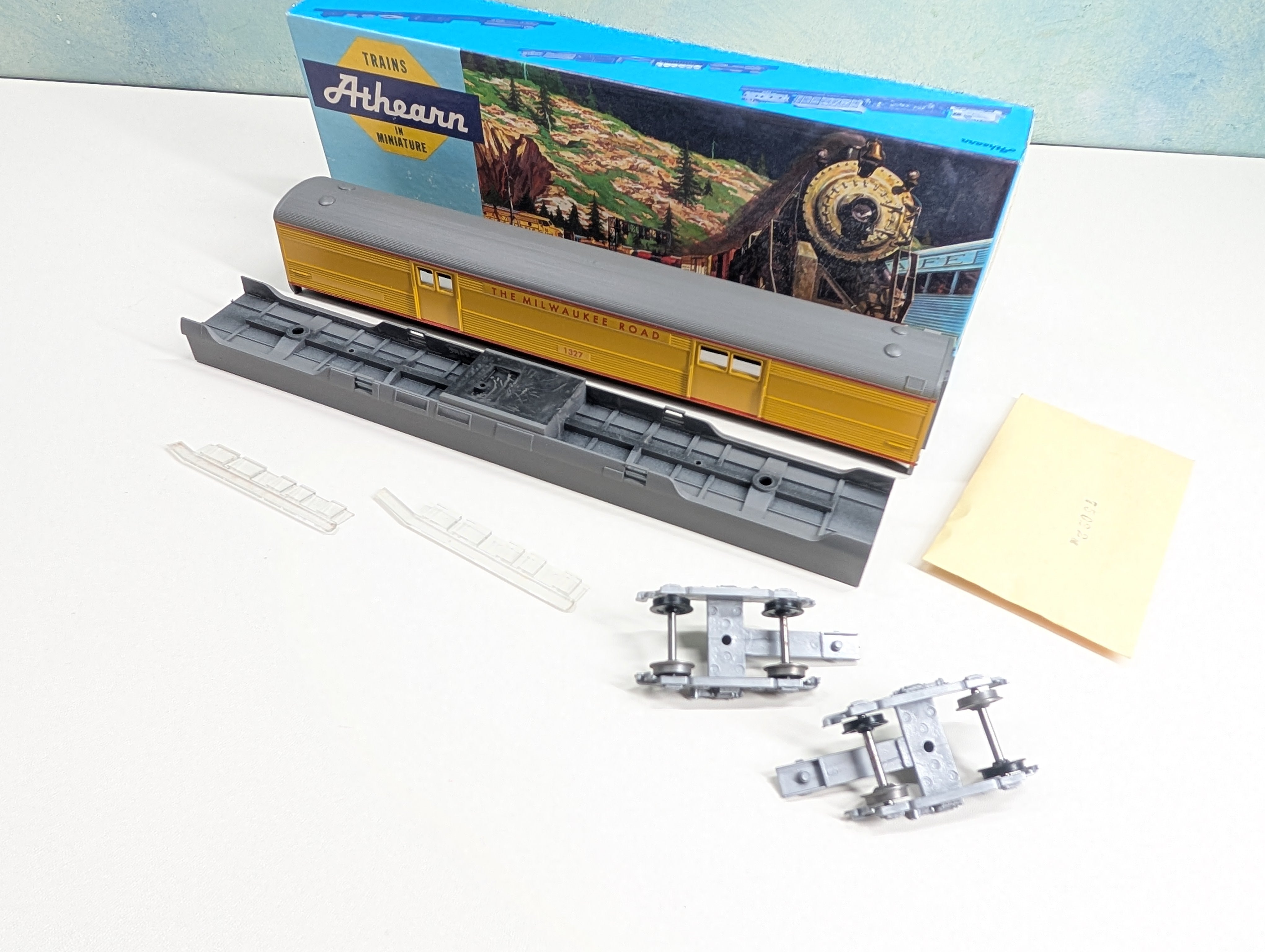USED Athearn #5992-2 HO Scale S/L Baggage Passenger Car Milwaukee Road #1327 Bev-Bel KIT