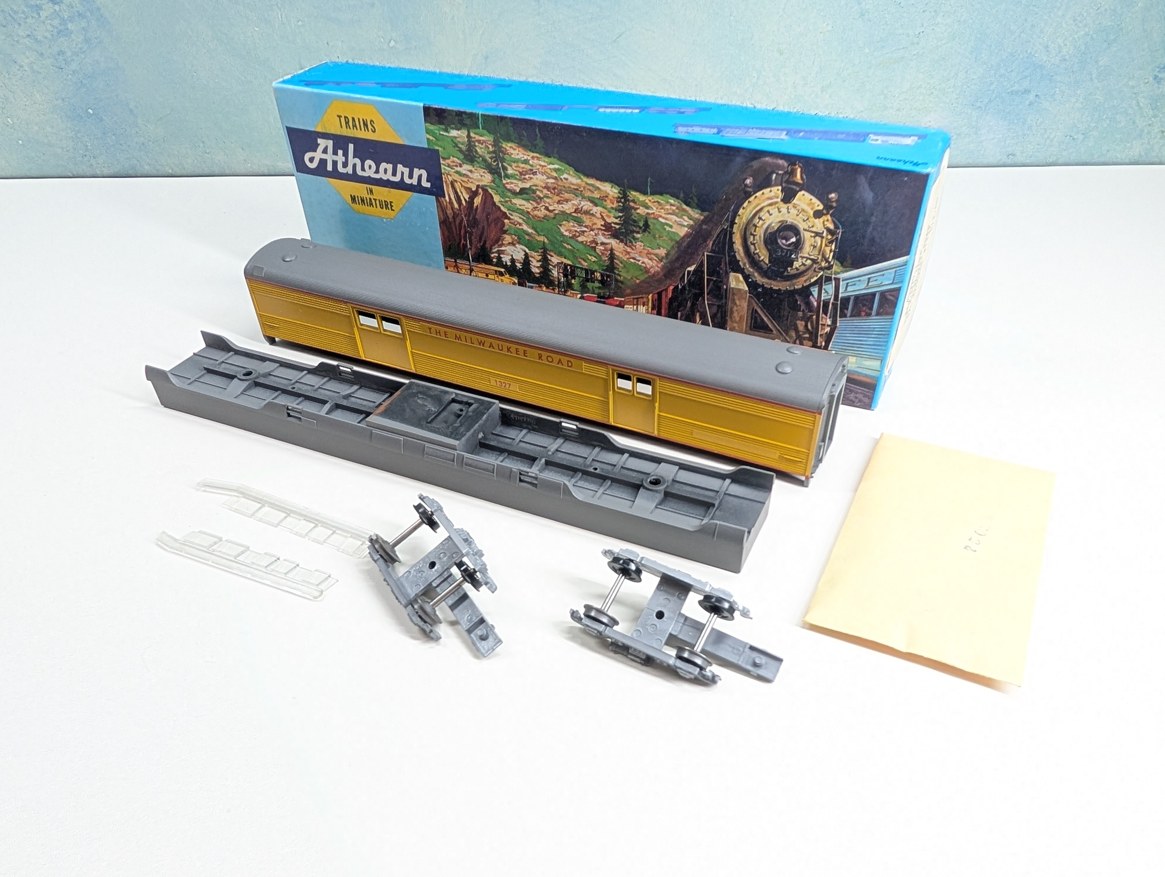 USED Athearn #5992-2 HO Scale S/L Baggage Passenger Car Milwaukee Road #1327 Bev-Bel KIT