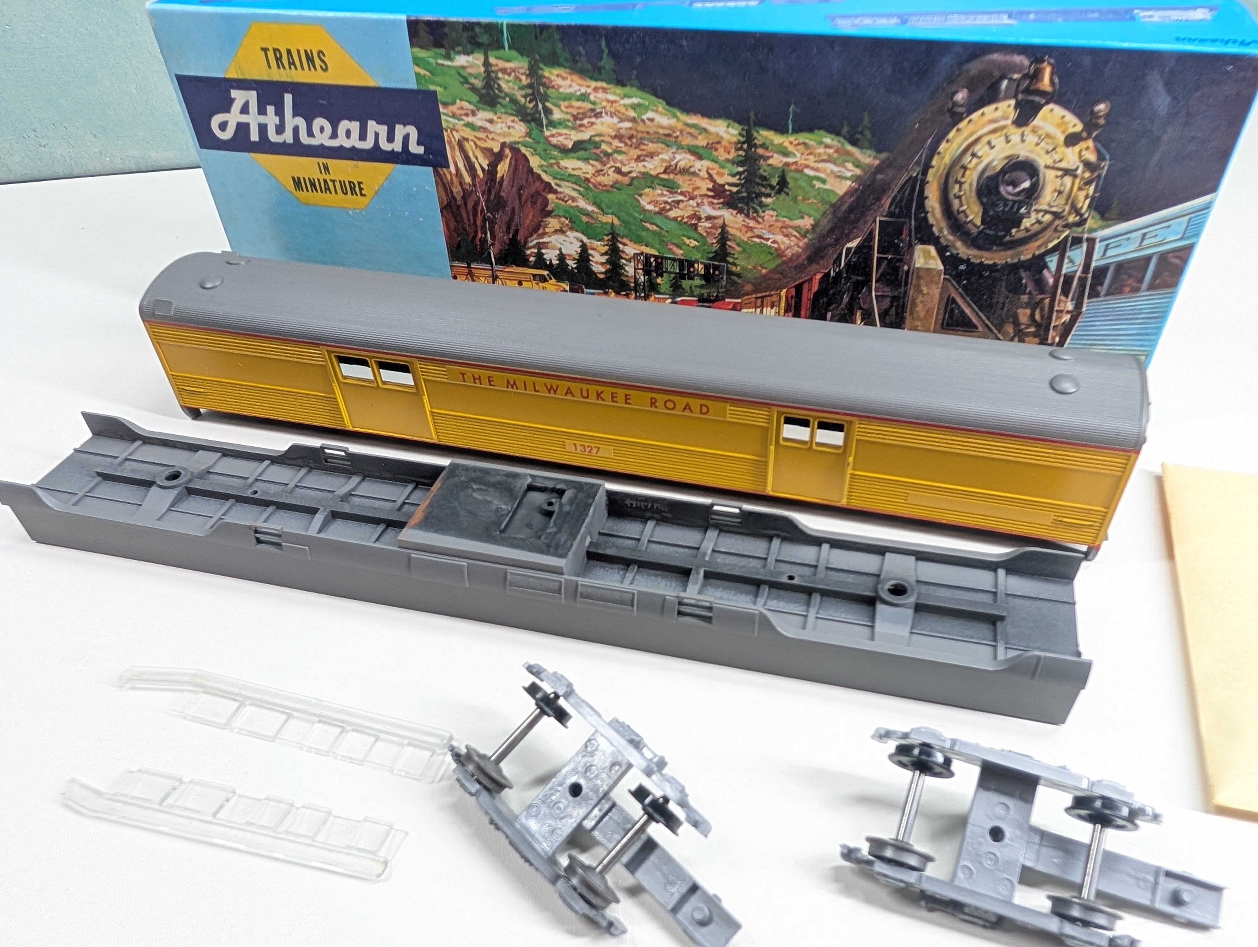 USED Athearn #5992-2 HO Scale S/L Baggage Passenger Car Milwaukee Road #1327 Bev-Bel KIT