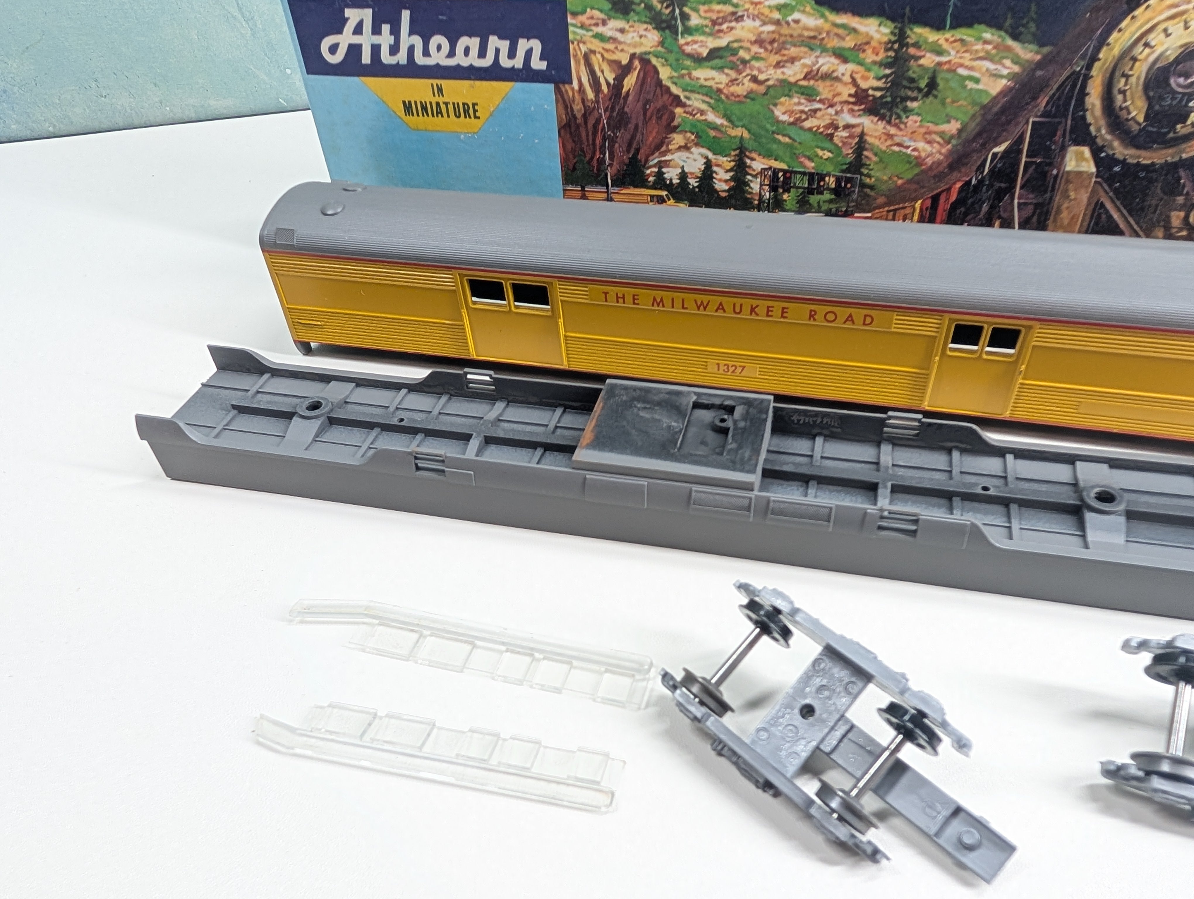 USED Athearn #5992-2 HO Scale S/L Baggage Passenger Car Milwaukee Road #1327 Bev-Bel KIT