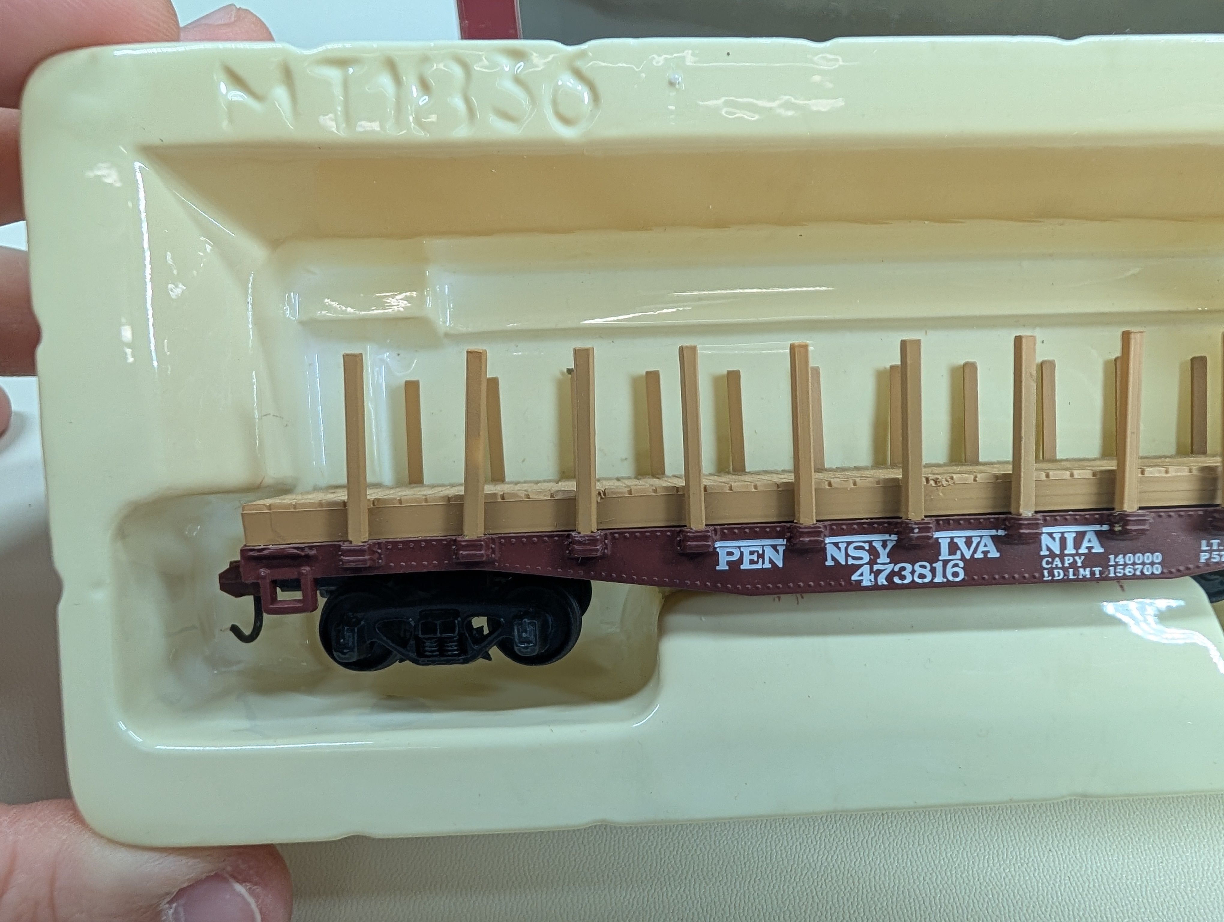 USED Mantua #727-520 HO Scale Heavy Flat Car w/ Stakes Pennsylvania #473816