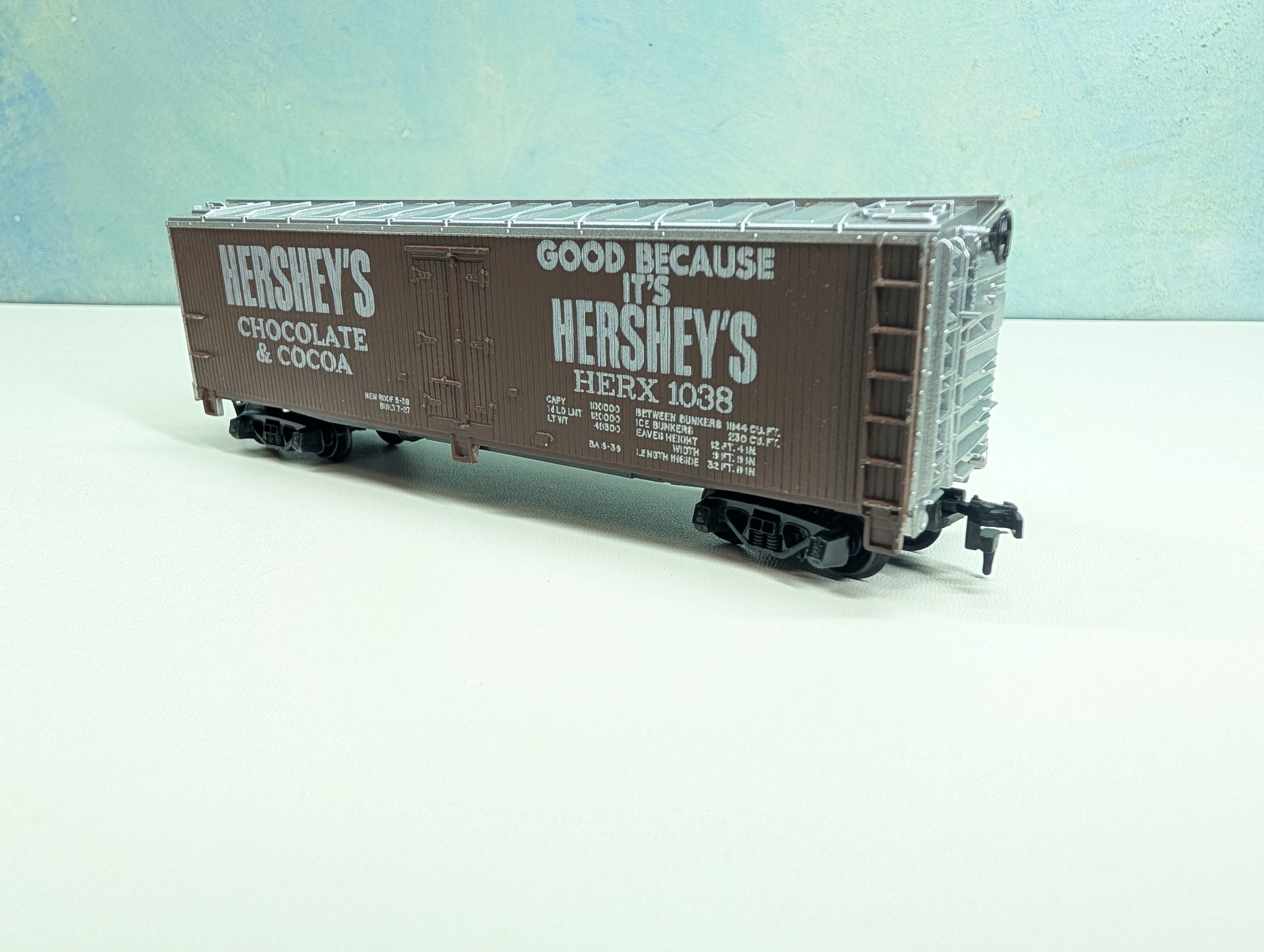 USED Tyco HO Scale Billboard Reefer Hershey's Chocolate HERX #1038