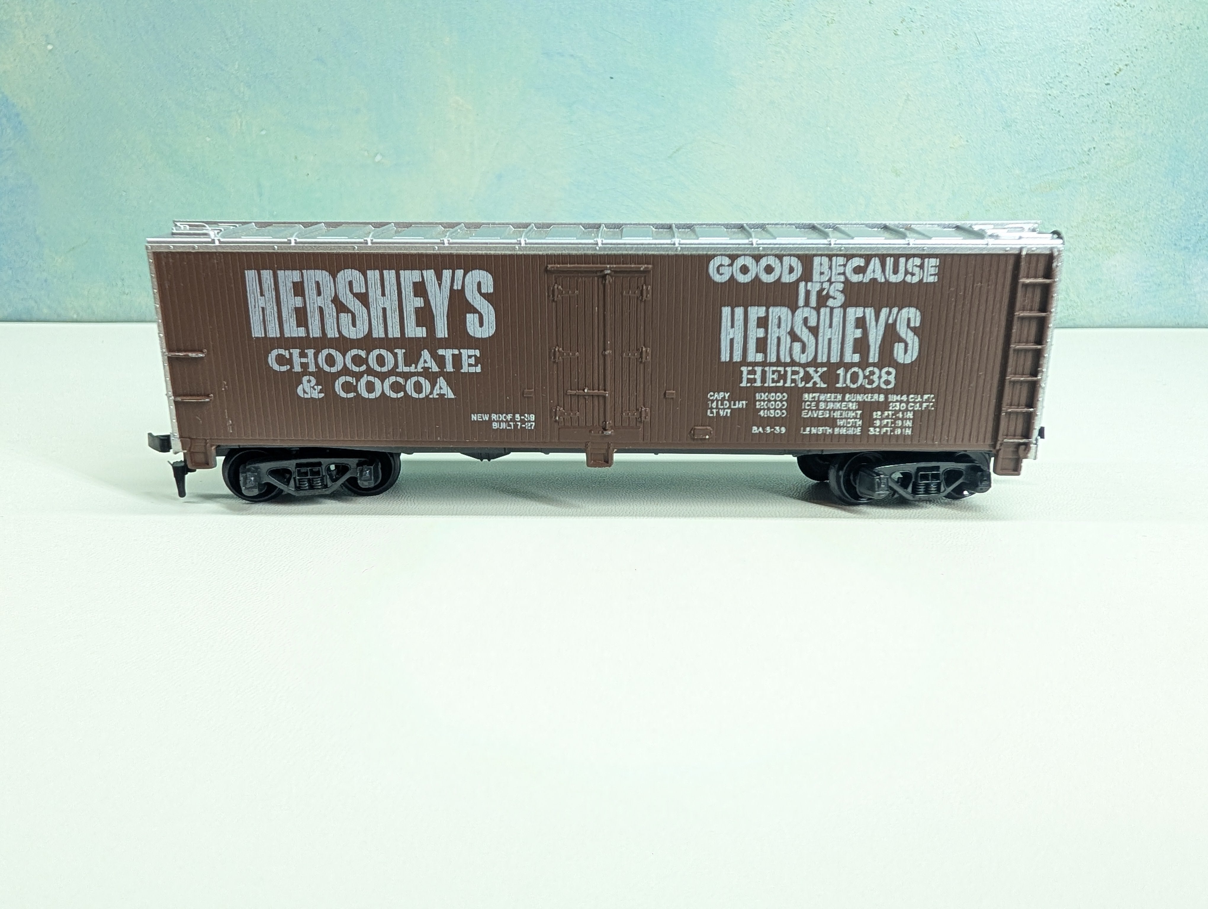 USED Tyco HO Scale Billboard Reefer Hershey's Chocolate HERX #1038