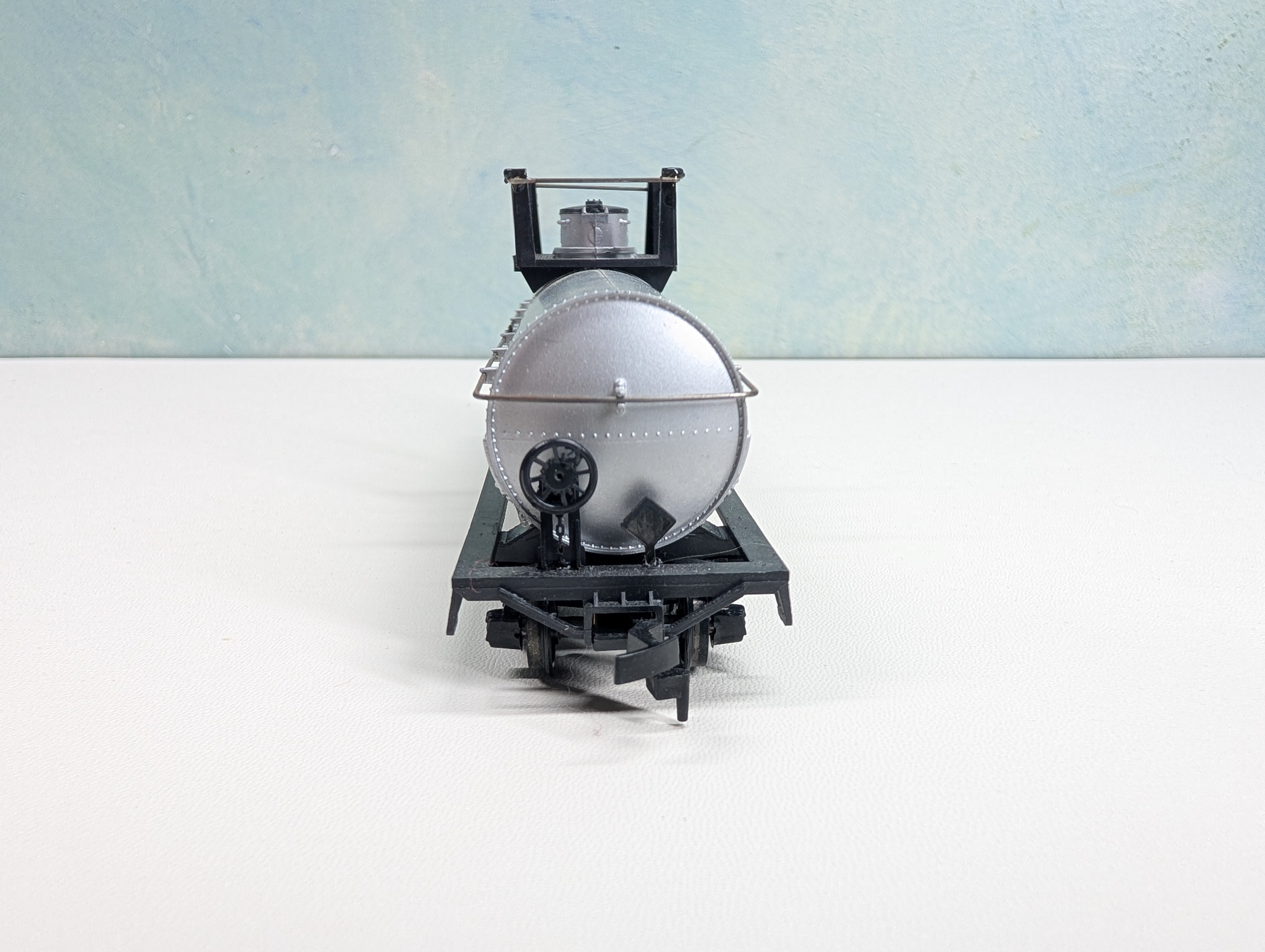 USED Athearn HO Scale Gray Undecorated Tank Car