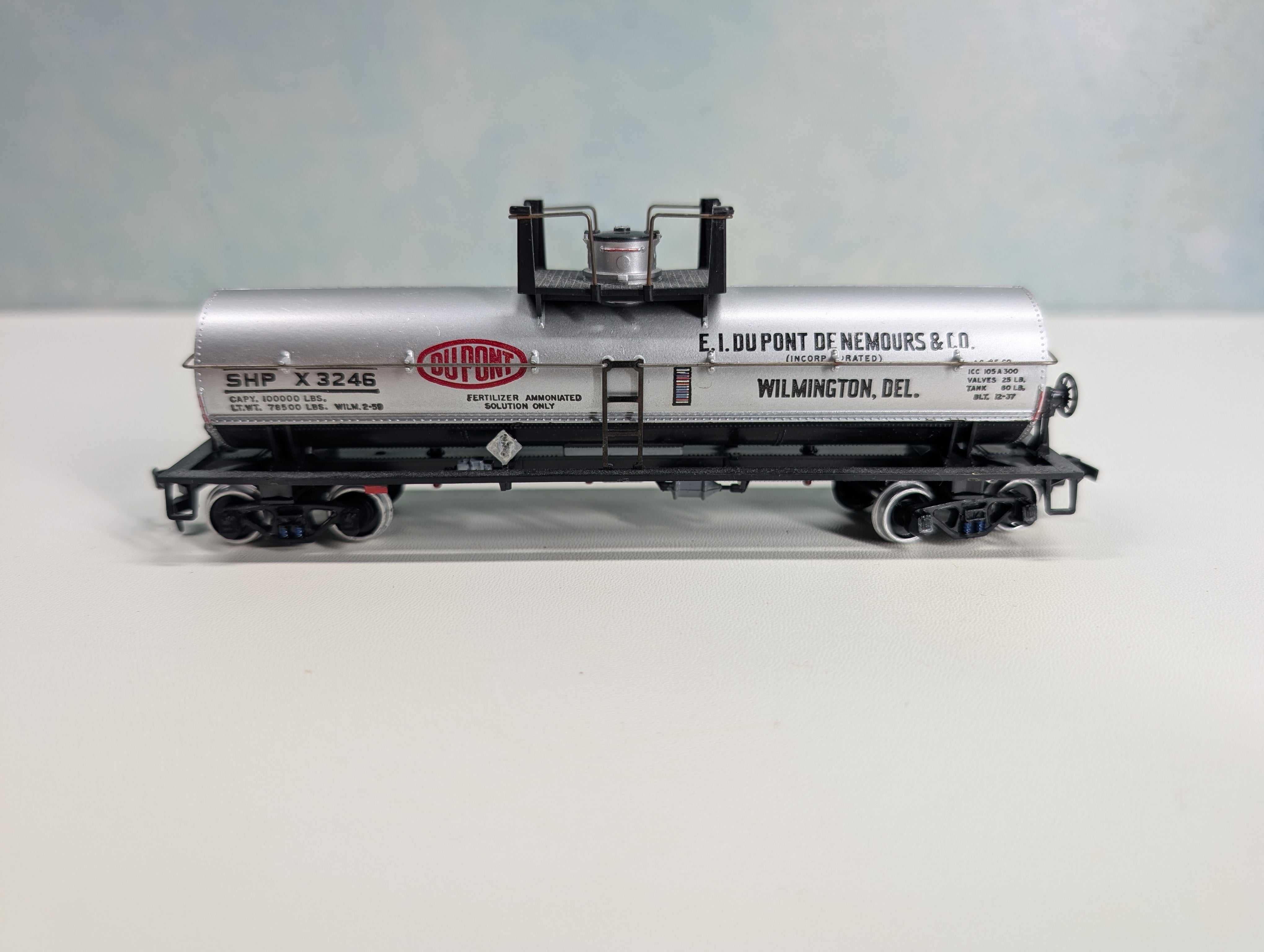 USED Athearn HO Scale Tank Car DuPont SHPX #3246