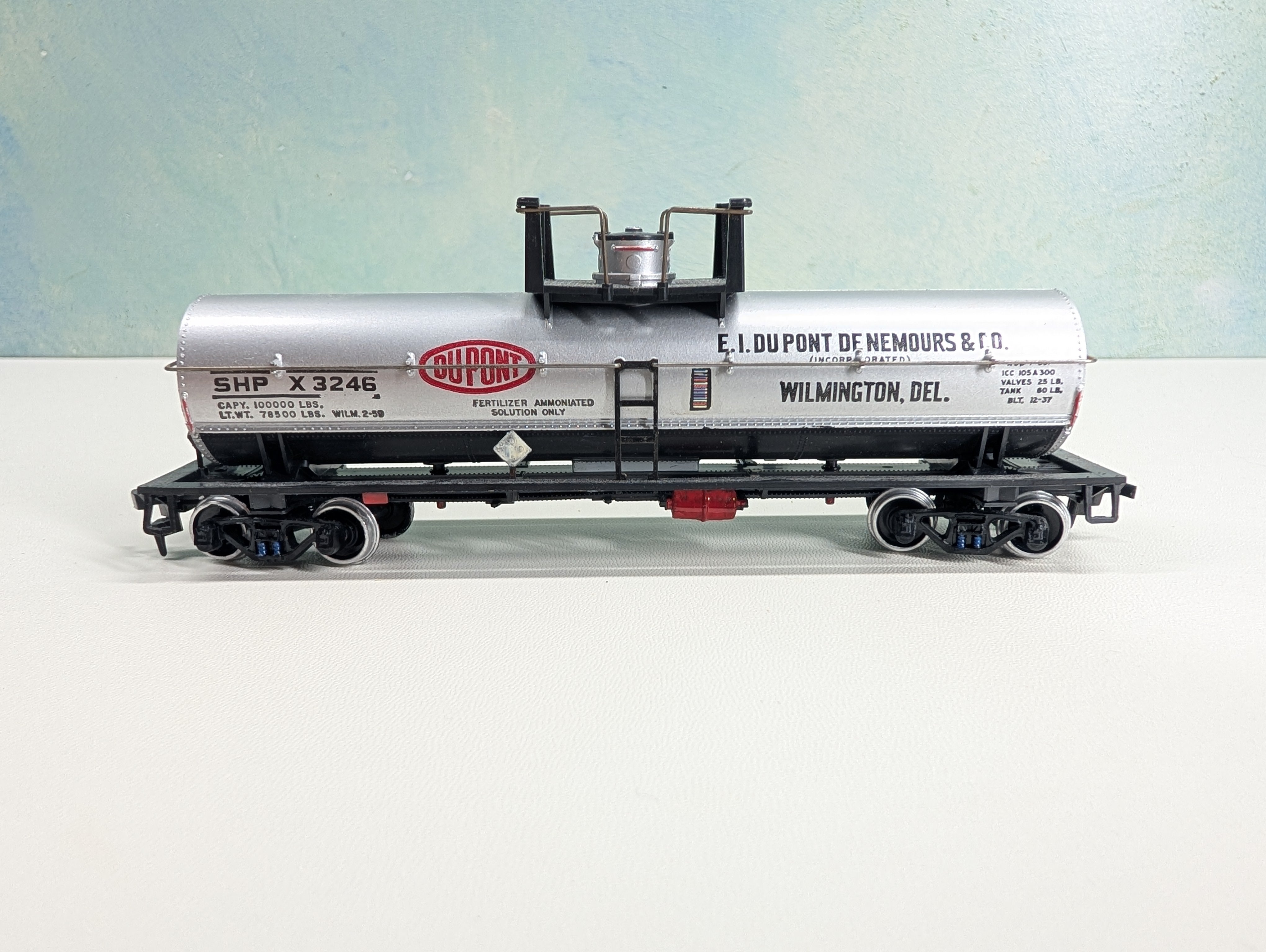 USED Athearn HO Scale Tank Car DuPont SHPX #3246