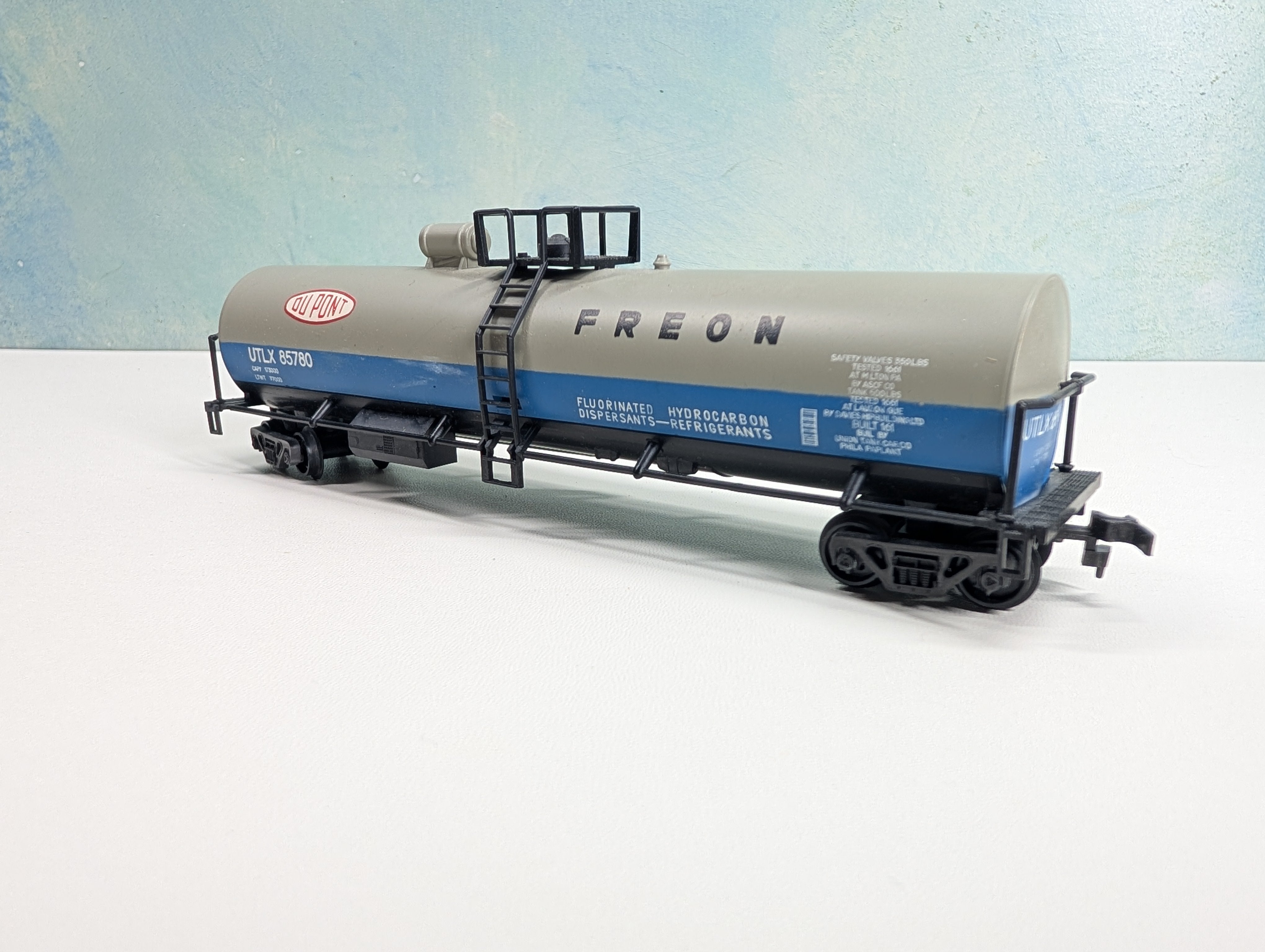 USED AHM HO Scale Tank Car DuPont UTLX #85780