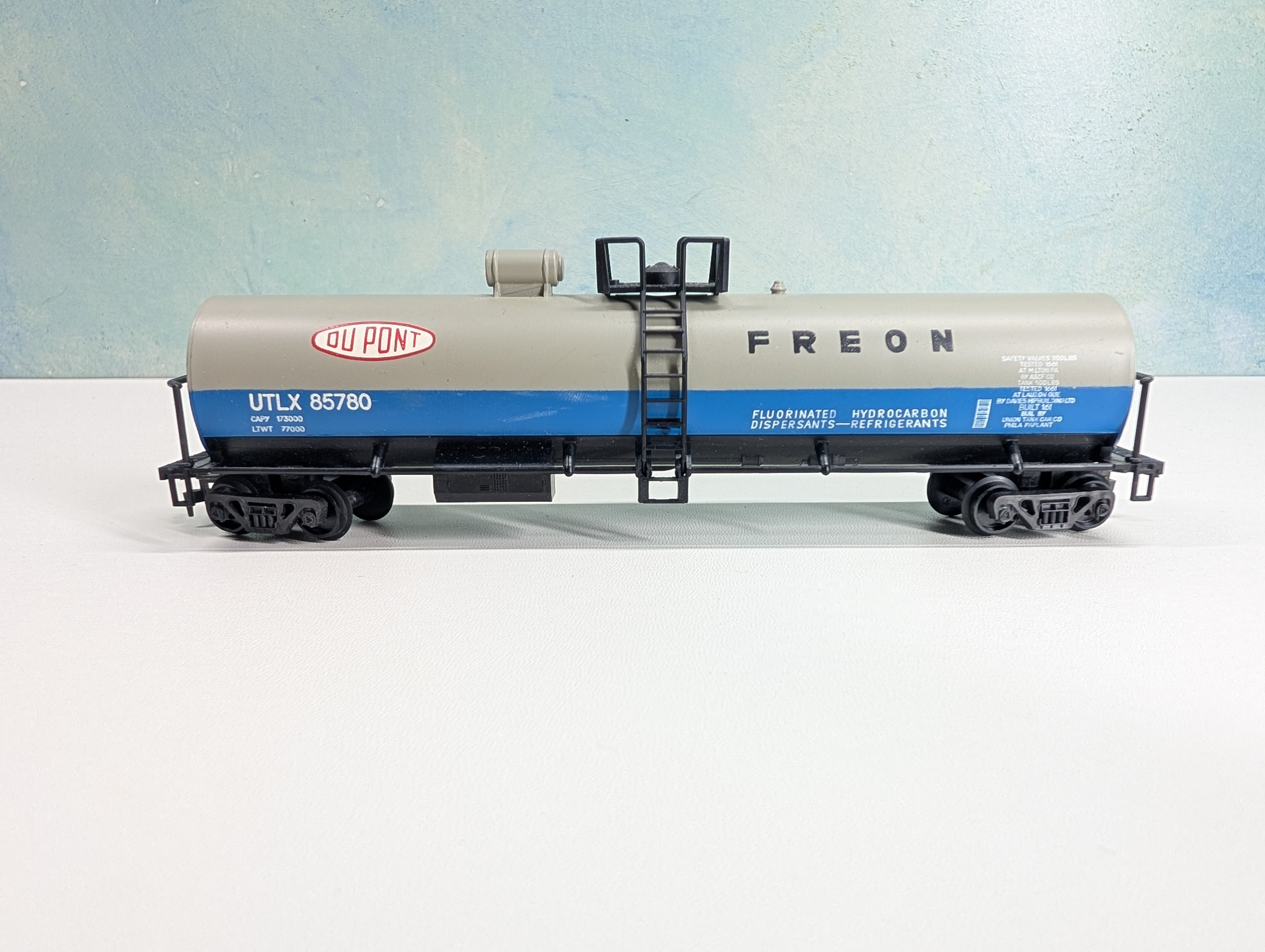USED AHM HO Scale Tank Car DuPont UTLX #85780
