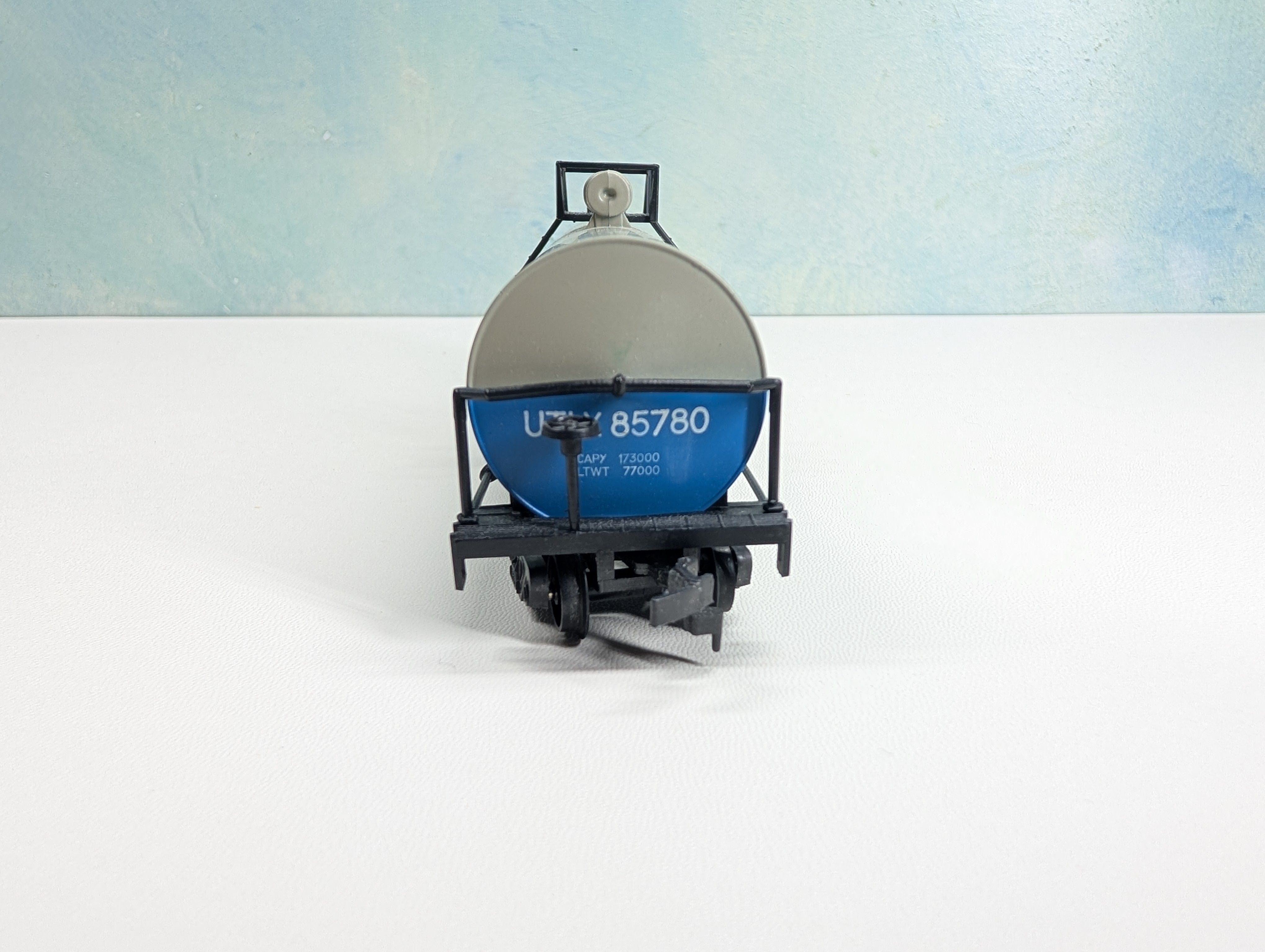 USED AHM HO Scale Tank Car DuPont UTLX #85780