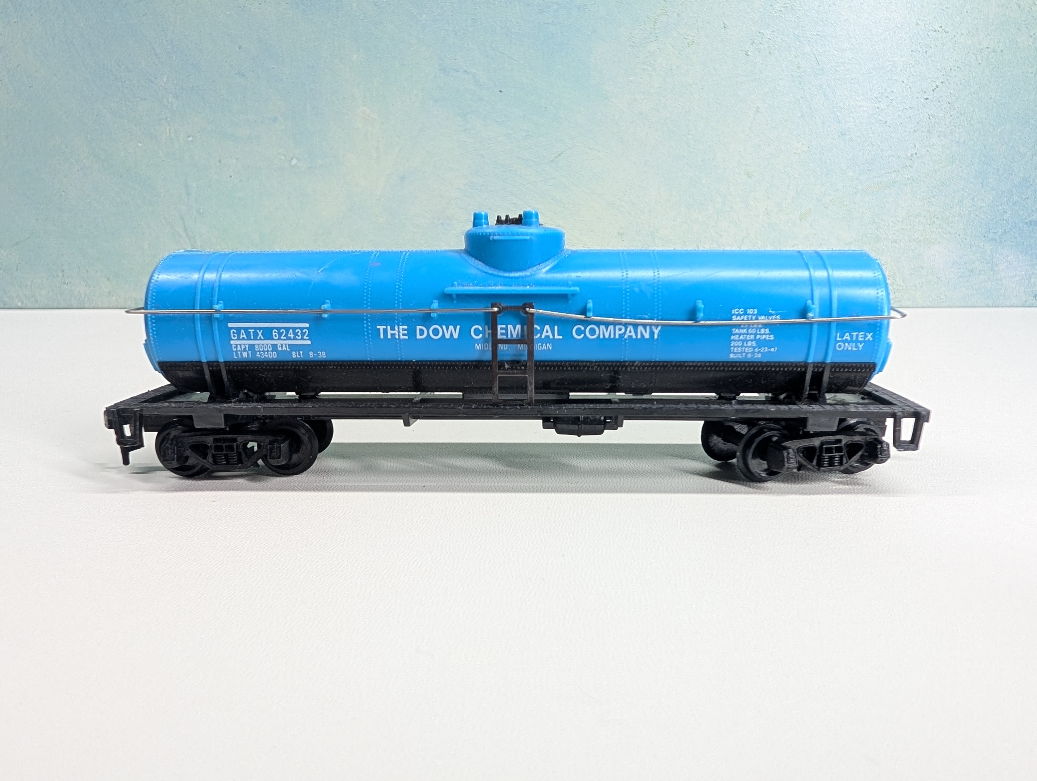 USED HO Scale Single Dome Tank Car DOW Chemical GATX #62432