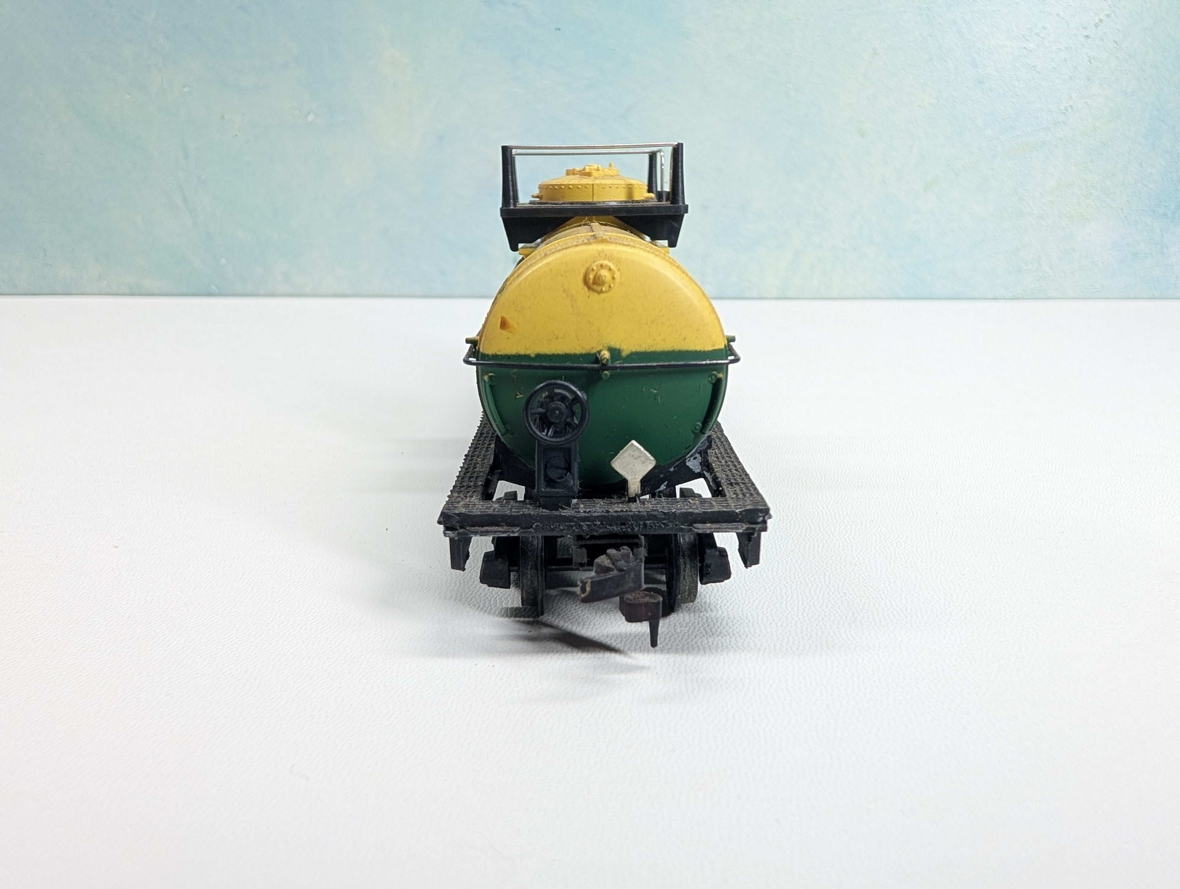 USED Mantua HO Scale Tank Car DuPont DUPX #6046