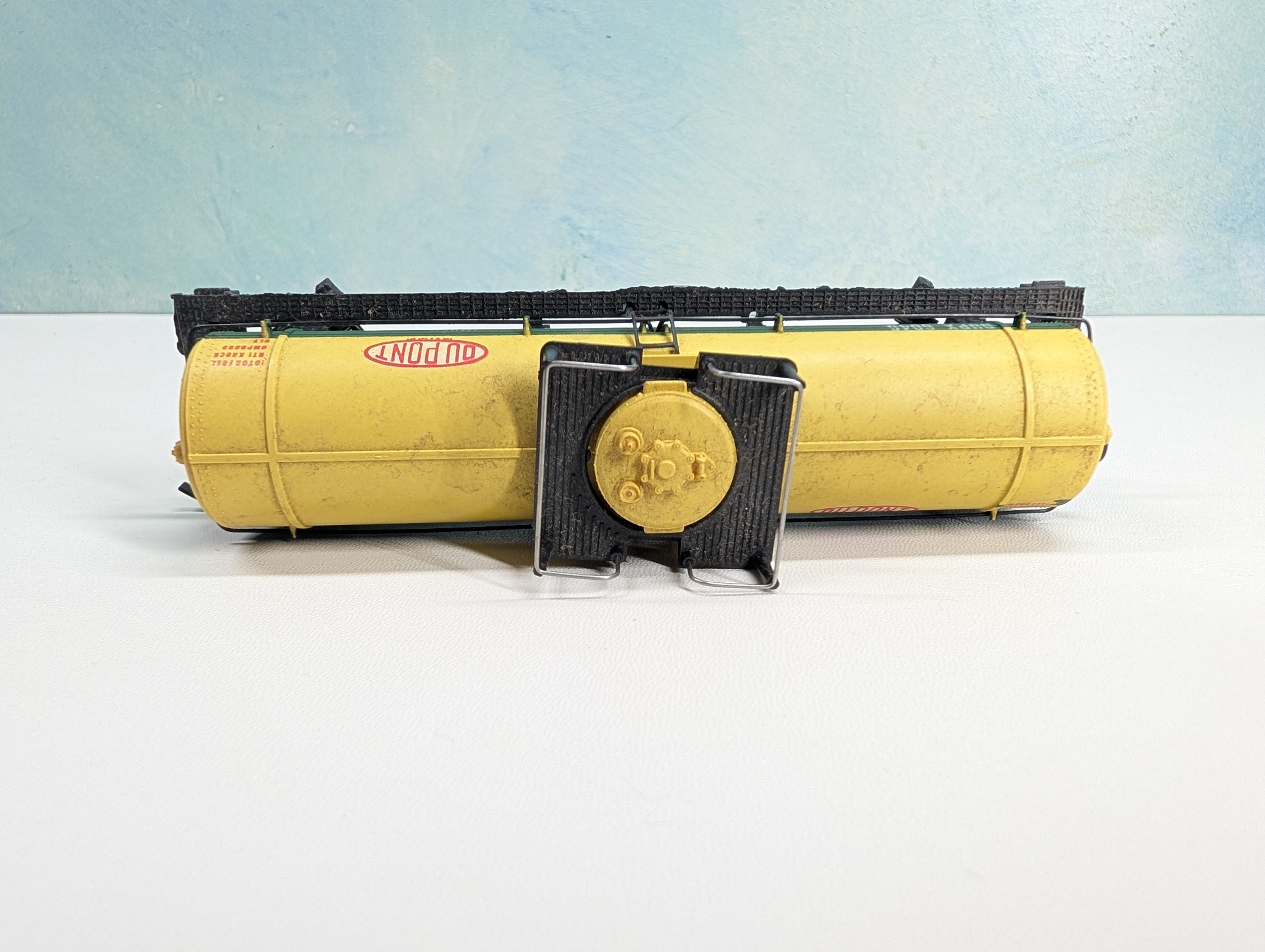 USED Mantua HO Scale Tank Car DuPont DUPX #6046