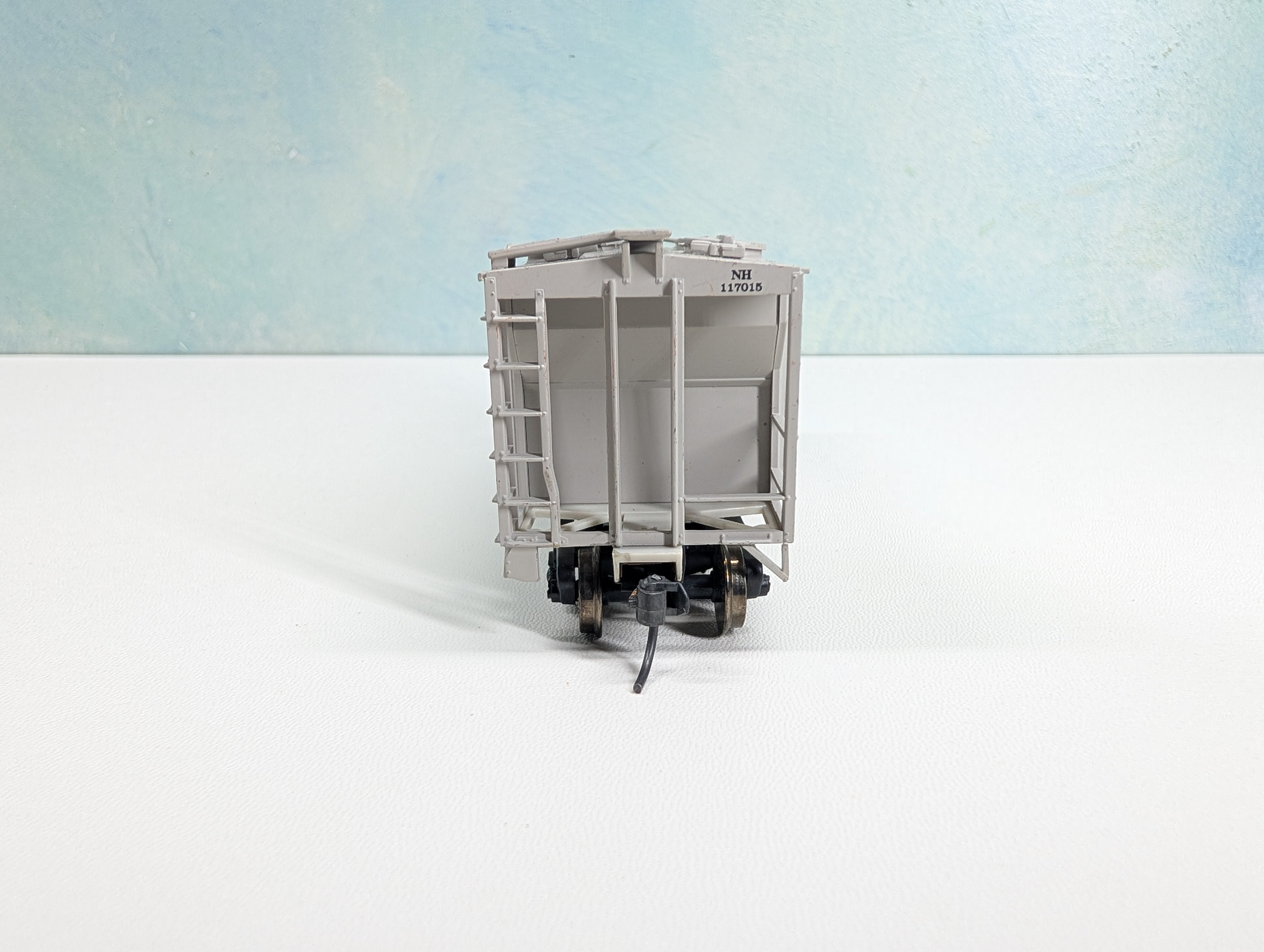 USED Atlas HO Scale 2 Bay Covered Hopper New Haven NH #117015 Metal Wheels