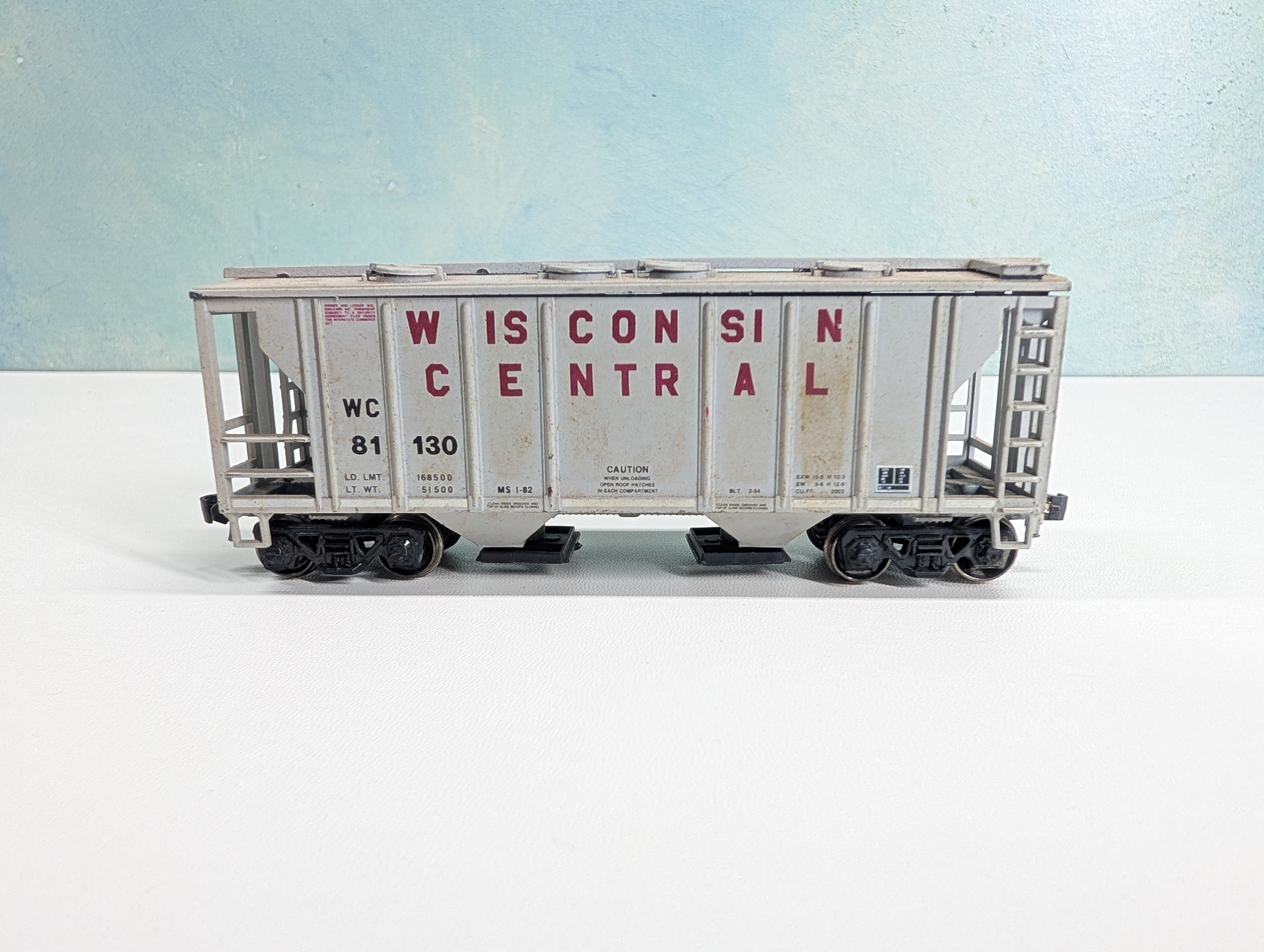USED Roundhouse HO Scale 2 Bay Covered Hopper Wisconsin Central WC #81130 Metal Wheels