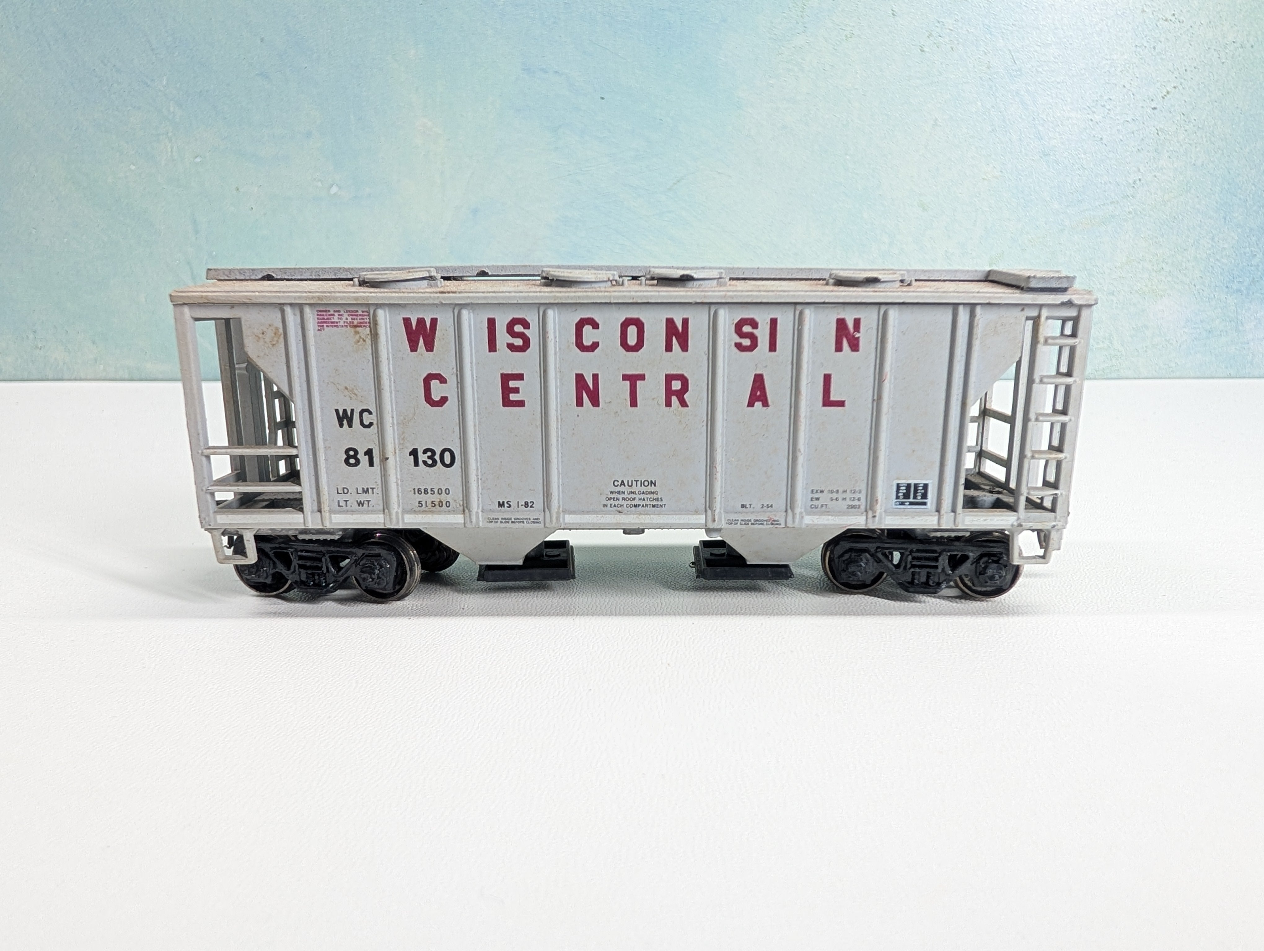 USED Roundhouse HO Scale 2 Bay Covered Hopper Wisconsin Central WC #81130 Metal Wheels