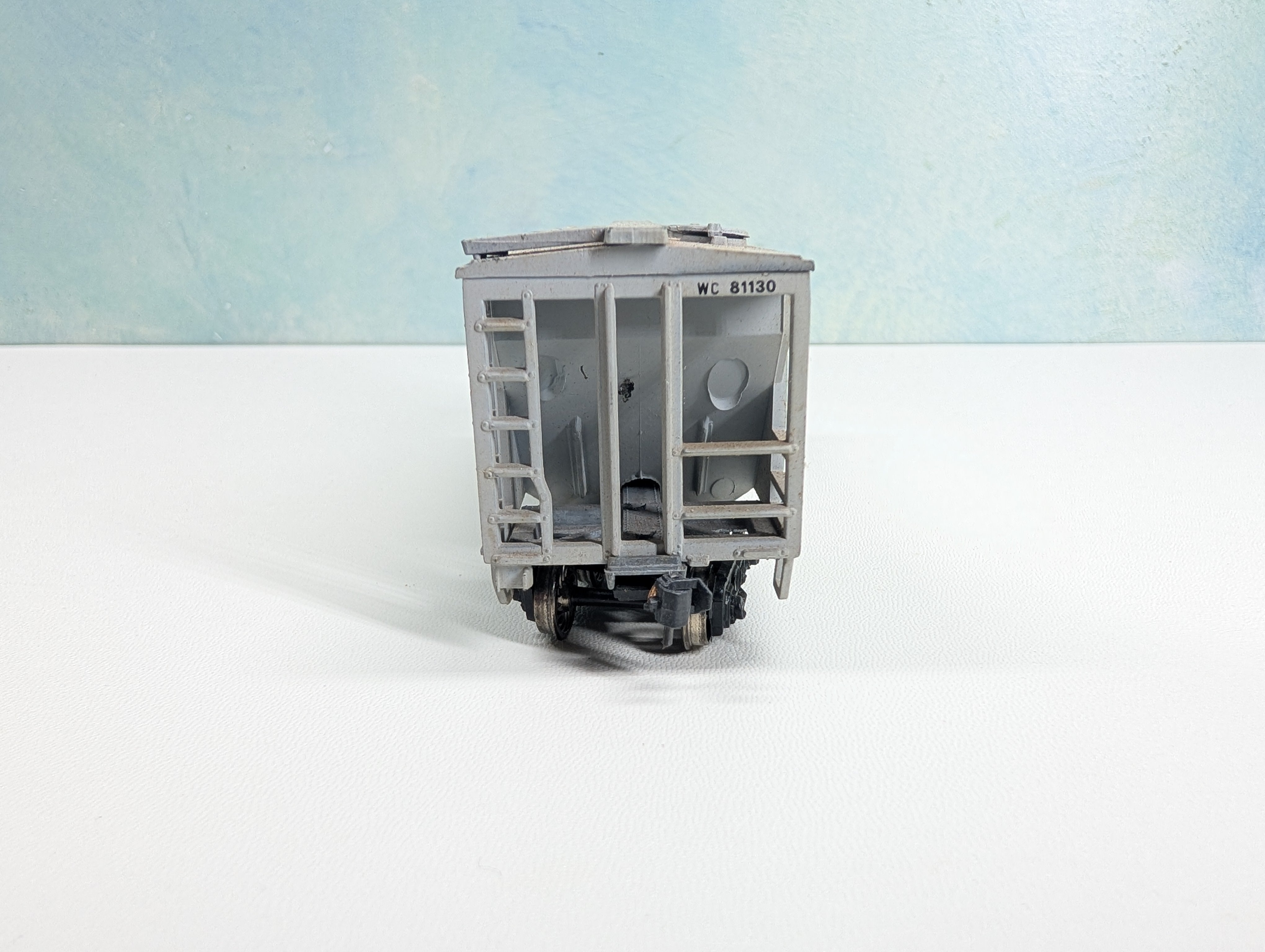 USED Roundhouse HO Scale 2 Bay Covered Hopper Wisconsin Central WC #81130 Metal Wheels